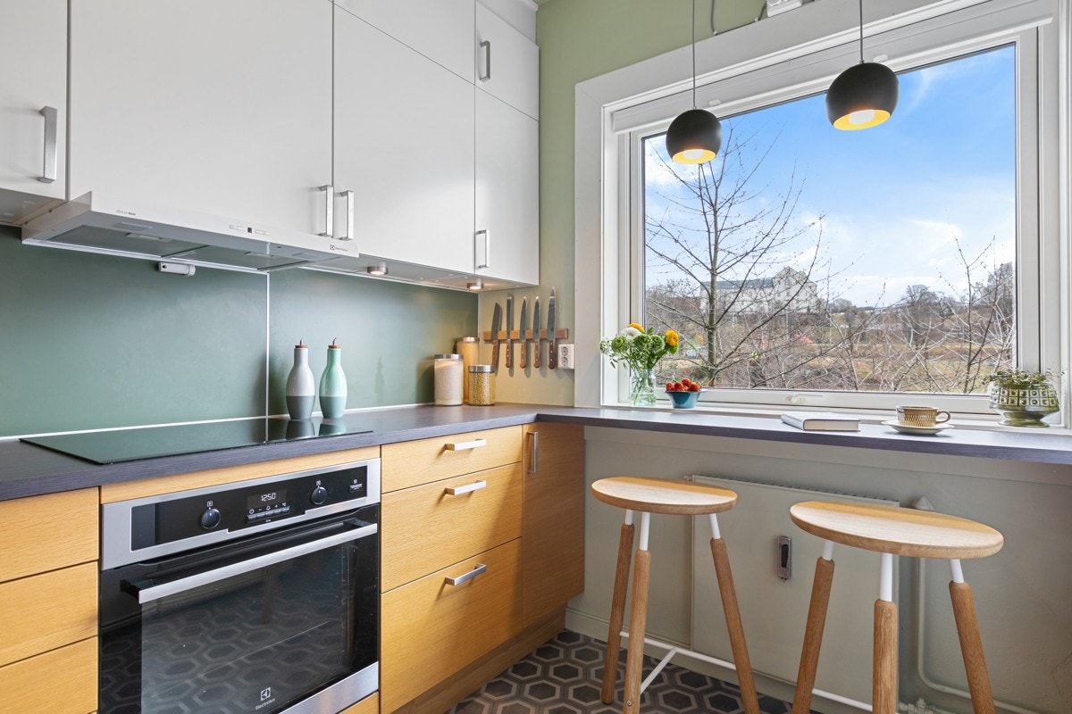 Kjøkkeninnredningen er fra HTH med glatte lysmalte fronter, laminat benkeplate med oppvaskkum og 1-greps blandebatteri. Galleribilde