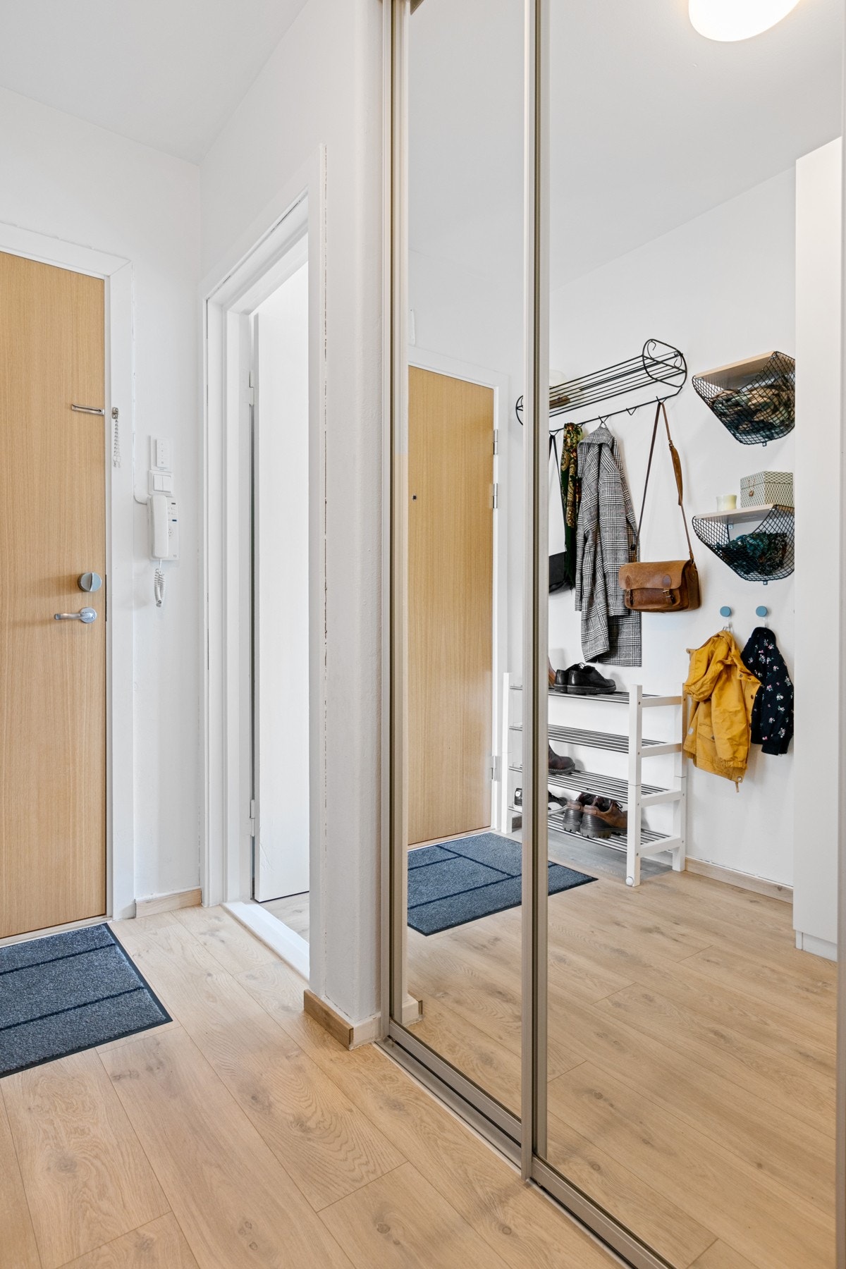 I entréen har du god plass til oppbevaring i både skyvedørsgarderobe samt en praktisk garderobeløsning på høyre hånd. Galleribilde