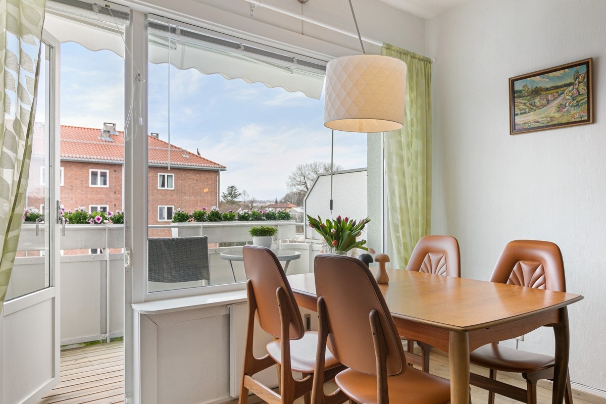 Stuevinduet mot vest setter stemningen for middagen. Galleribilde