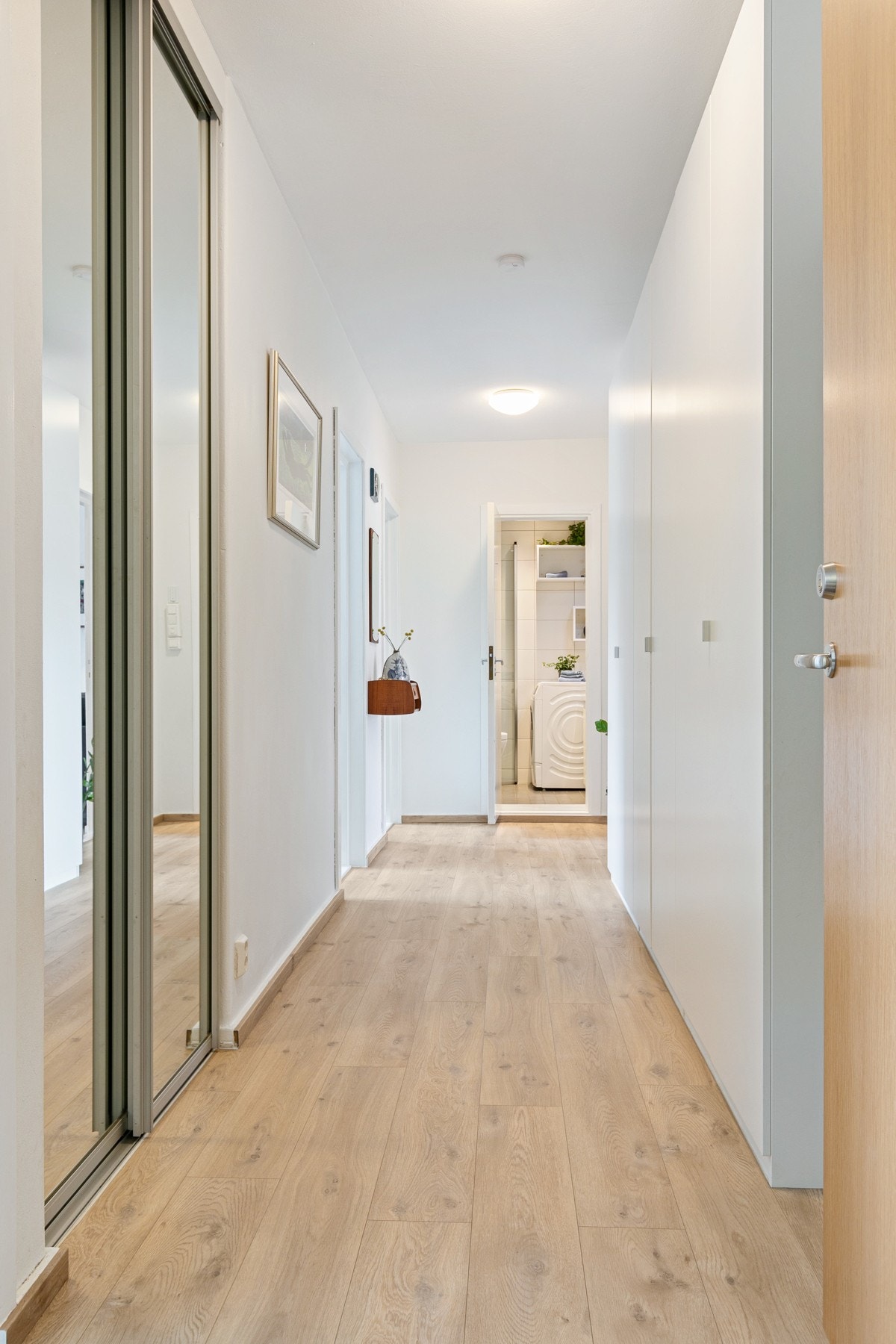 Her ønskes du velkommen til ditt nye hjem! Fra entréen er det direkte adkomst til leilighetens øvrige rom. Galleribilde