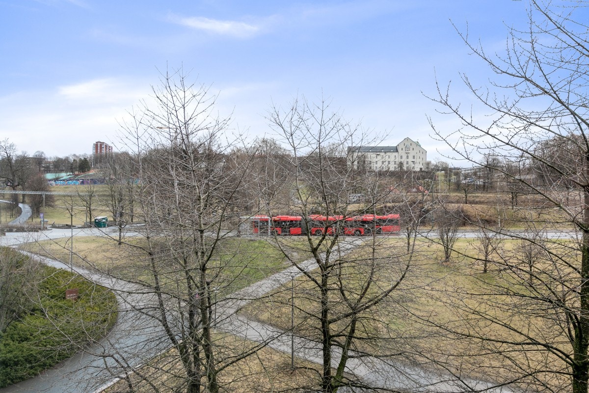 Begge soverom vender ut mot rolige grøntområder rett utenfor blokka. Tøyenparken og det fremtidige Tøyenbadet er like over veien. Galleribilde