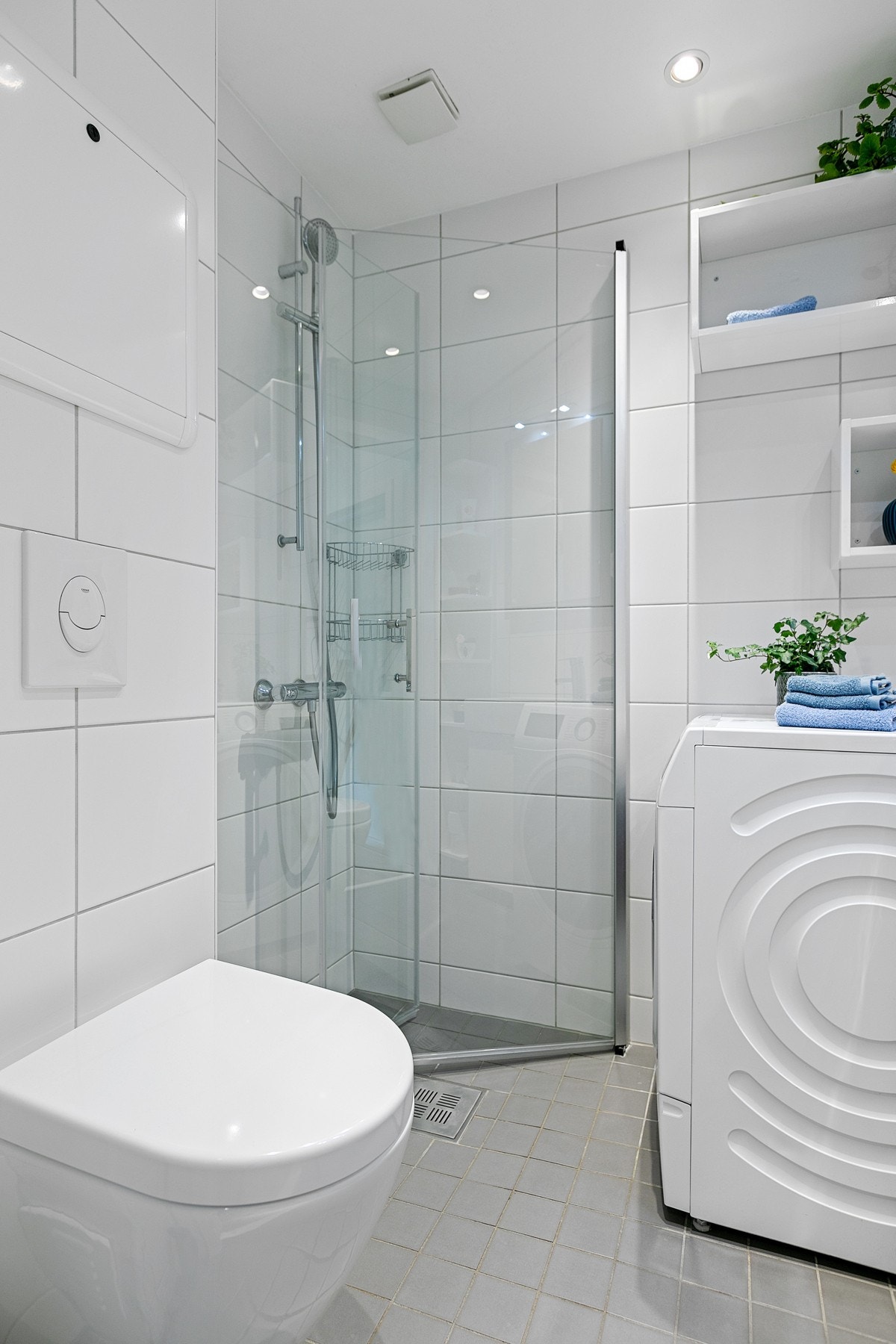 Lyst og stilrent baderom med fliser på vegger og gulv. Galleribilde