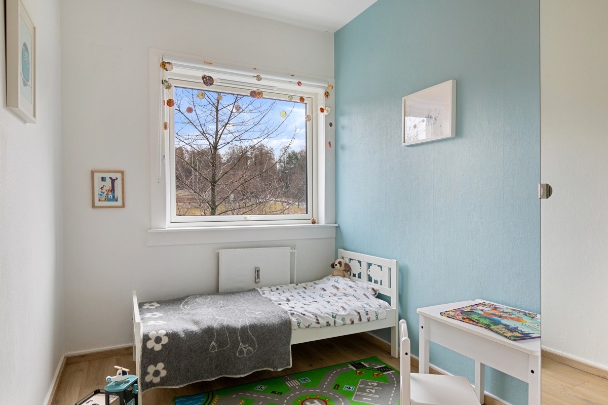 Det minste soverommet ligger til venstre når du kommer inn inngangsdøren og passer ypperlig som barnerom, gjesterom eller hjemmekontor. Galleribilde