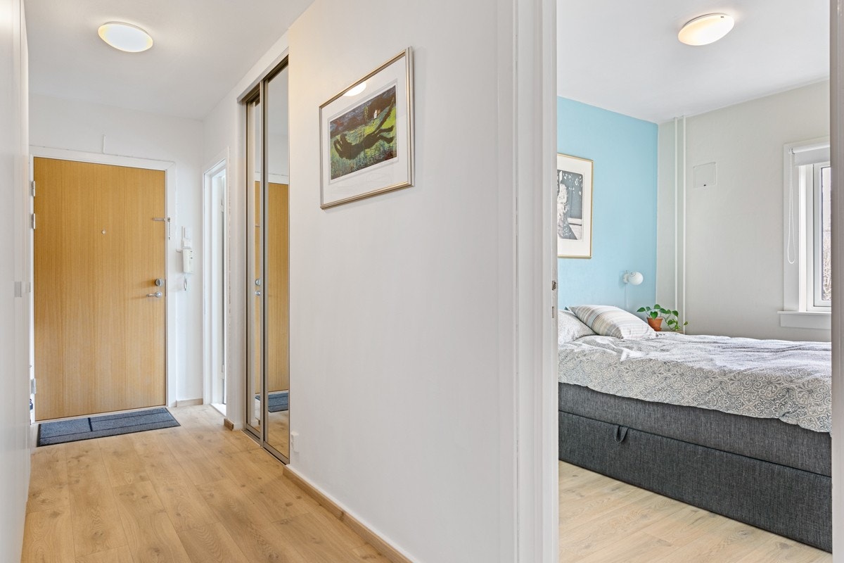 Går du videre fra barnerommet og gjennom entréen kommer du til boligens største soverom. Galleribilde