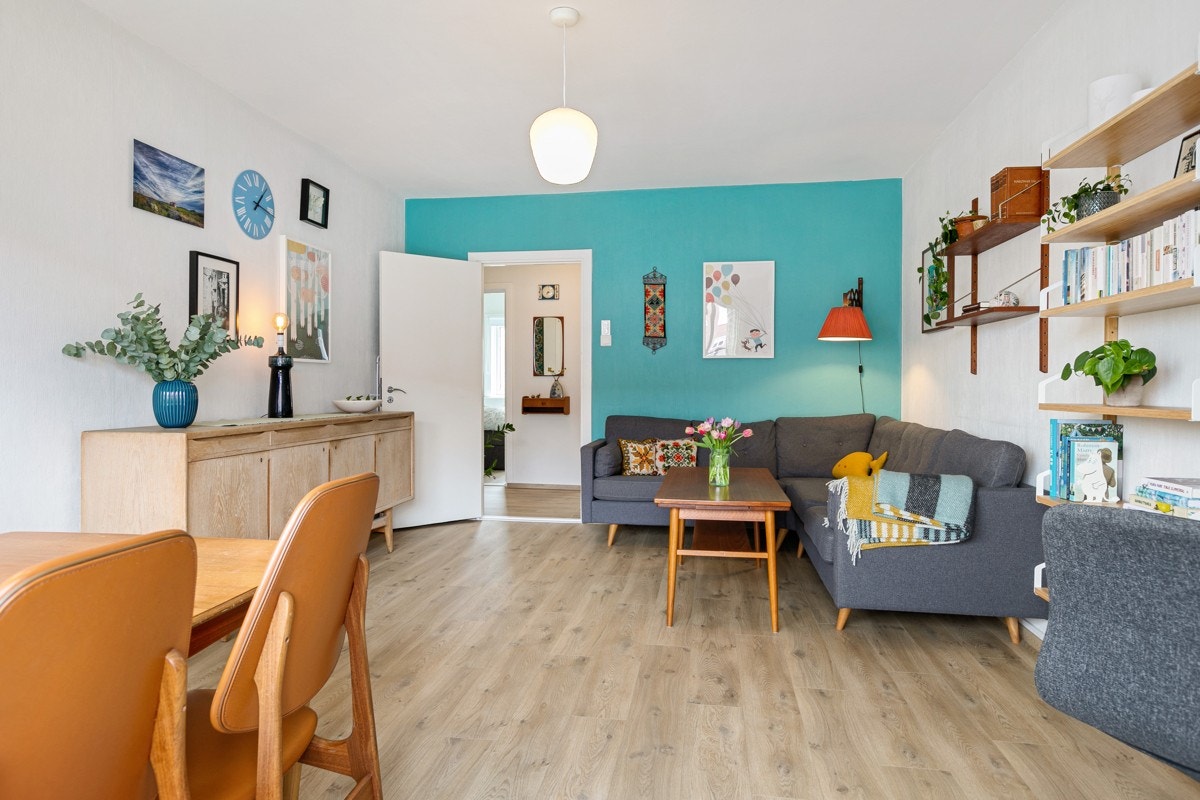 Her har du god plass til både sofagruppe og et stort spisebord til både hverdag og fest. Galleribilde