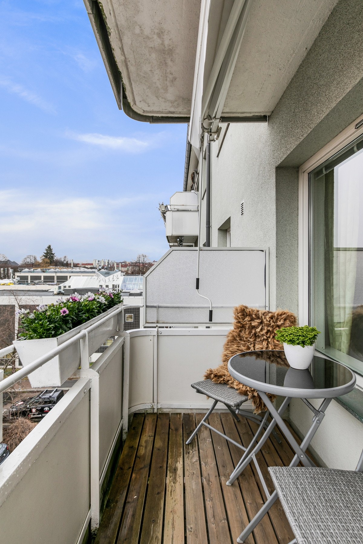 Balkongen er på 3,5 m² og har plass til ønsket utemøblement. Galleribilde