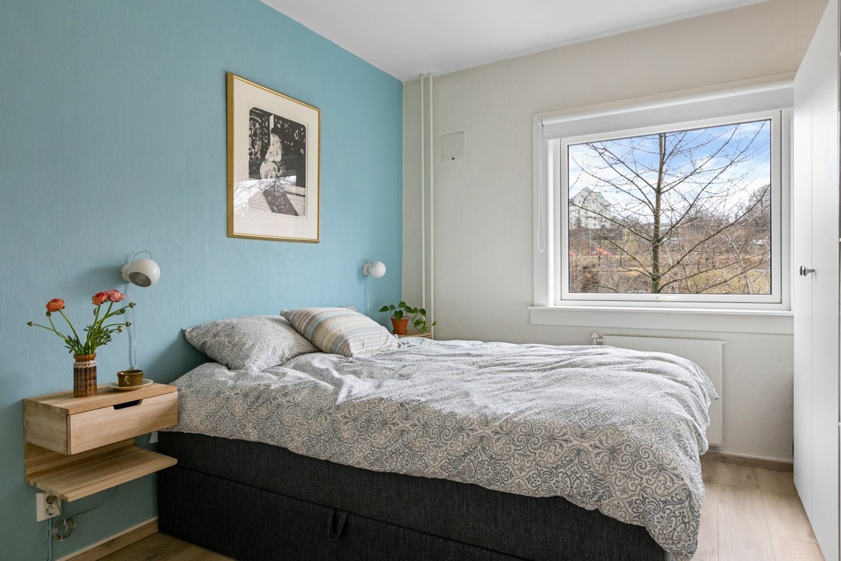 Her har du god plass til dobbeltseng med nattbord i tillegg til en stor garderobeløsning. Galleribilde