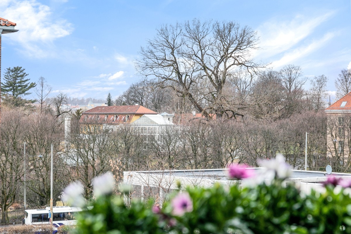 Her kan du nyte mange late og varme sommerdager, eller sene høstkvelder i godt selskap. Balkongen er belagt med terrassebord. Galleribilde