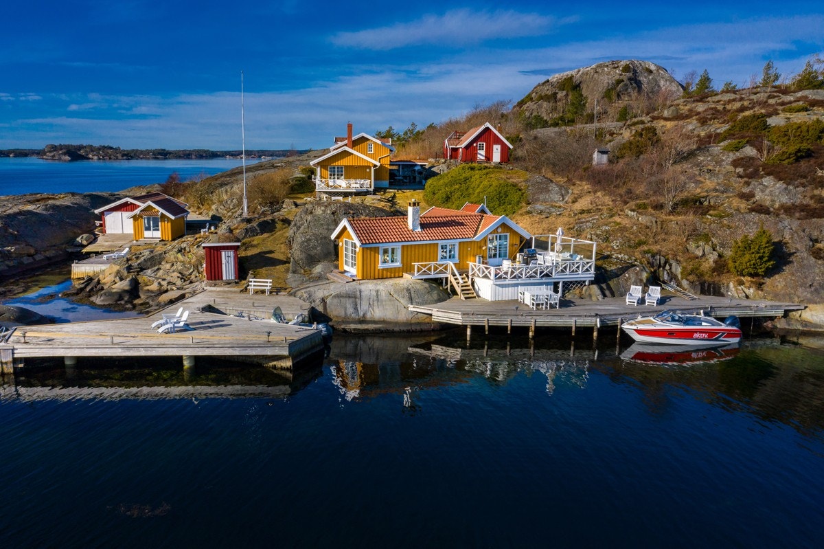 Her ute mot havet i Kragerøs øyparadis er sommeridyllen komplett, med brygger, svaberg, sandstrand og gammel skjærgårdssjarm. Galleribilde