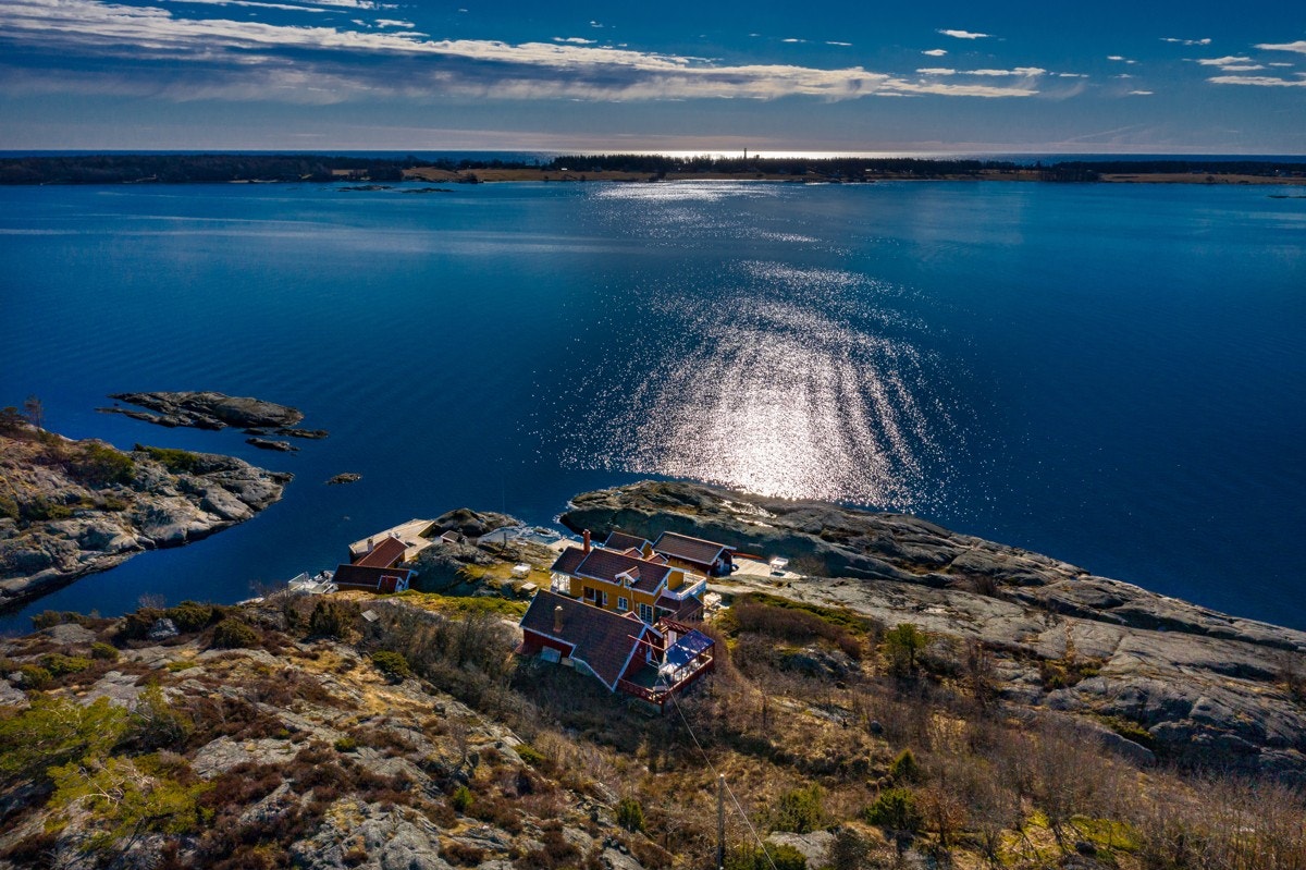 Eiendommen ligger på østre ende av øya med strandlinje mot Jomfrulandsrenna. Galleribilde