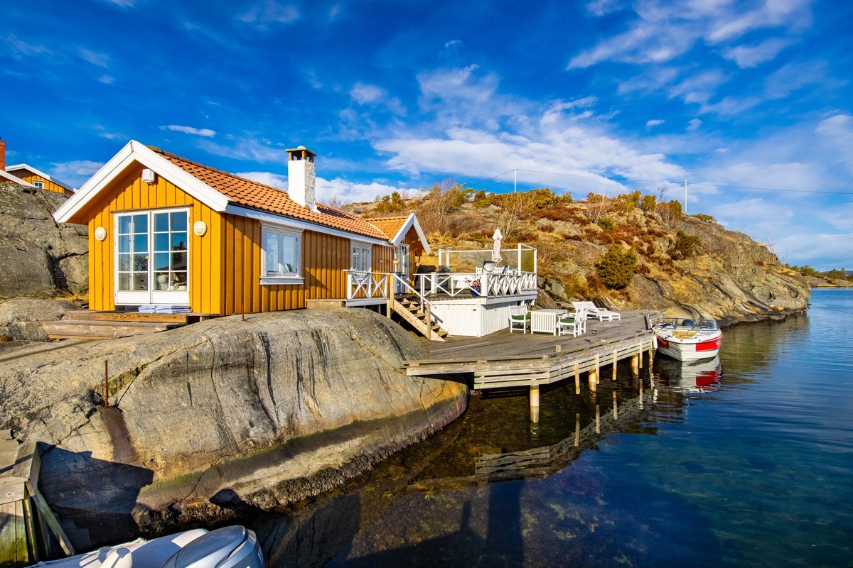 Strandhuset antas oppført rundt 1950, og er senere tilbygd rundt 1982. Galleribilde