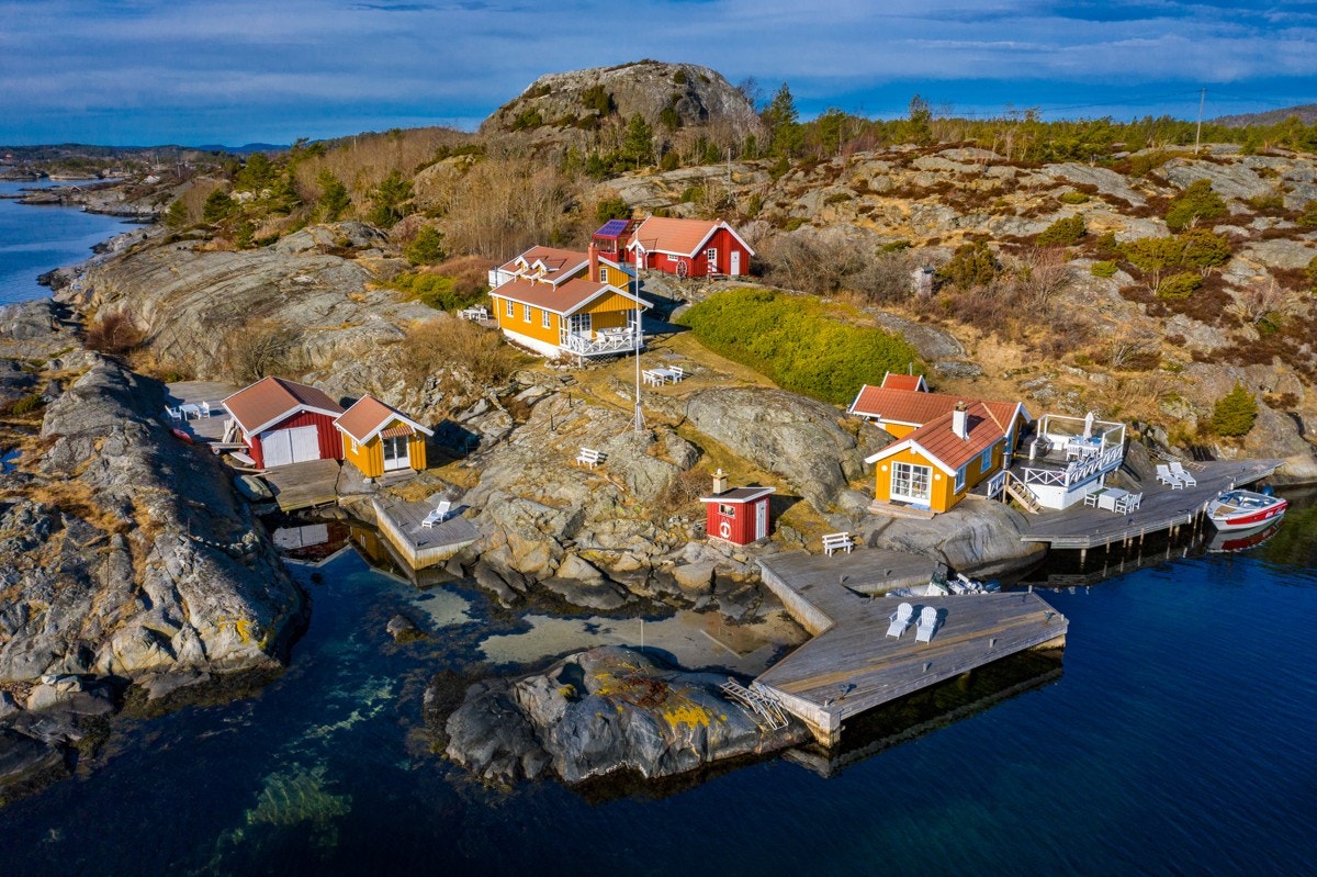 På eiendommen er det tre brygger, i tillegg til sandstrand. Galleribilde