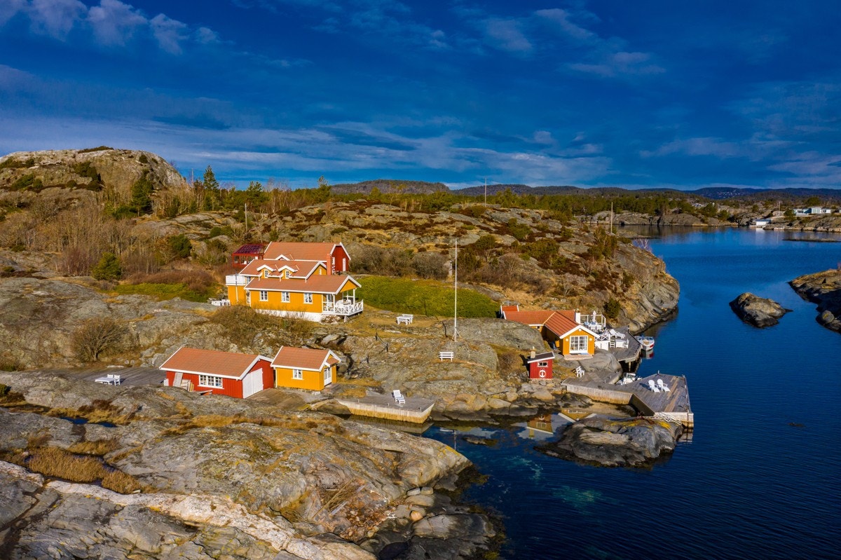 Eiendommen består av hovedhytte, samt fem tilleggsbygninger, kalt Strandhuset, Sovehuset, Låven, Båthuset og Badstua. Galleribilde