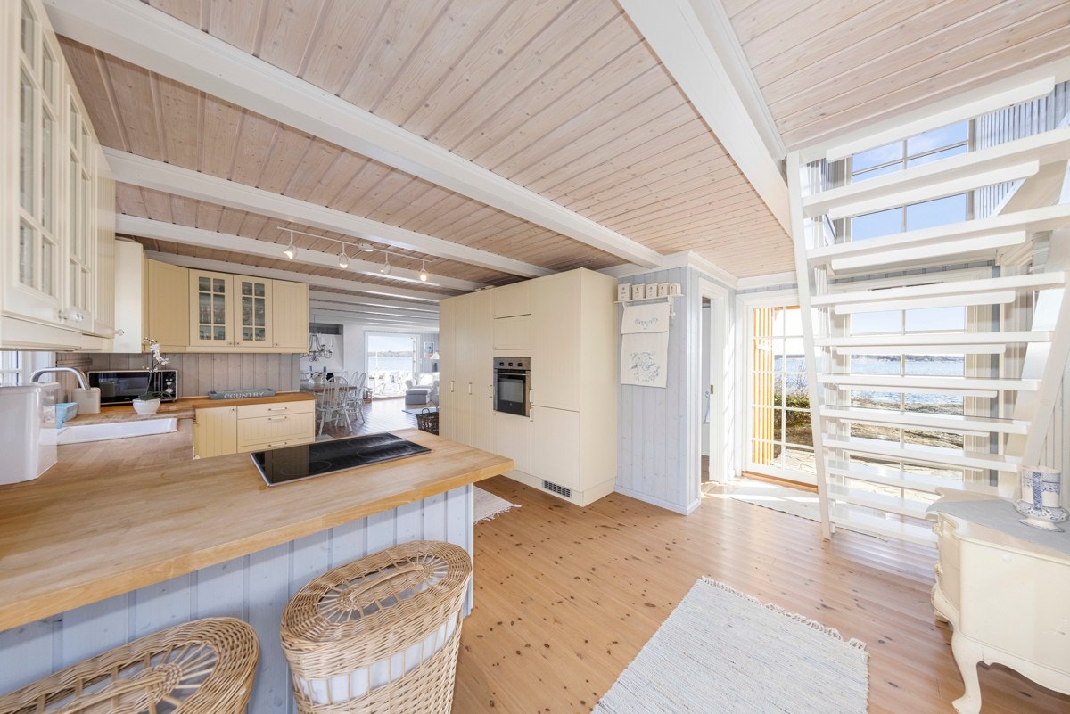 Fra kjøkkenet er det også utgang til uteplass mot sør. Galleribilde