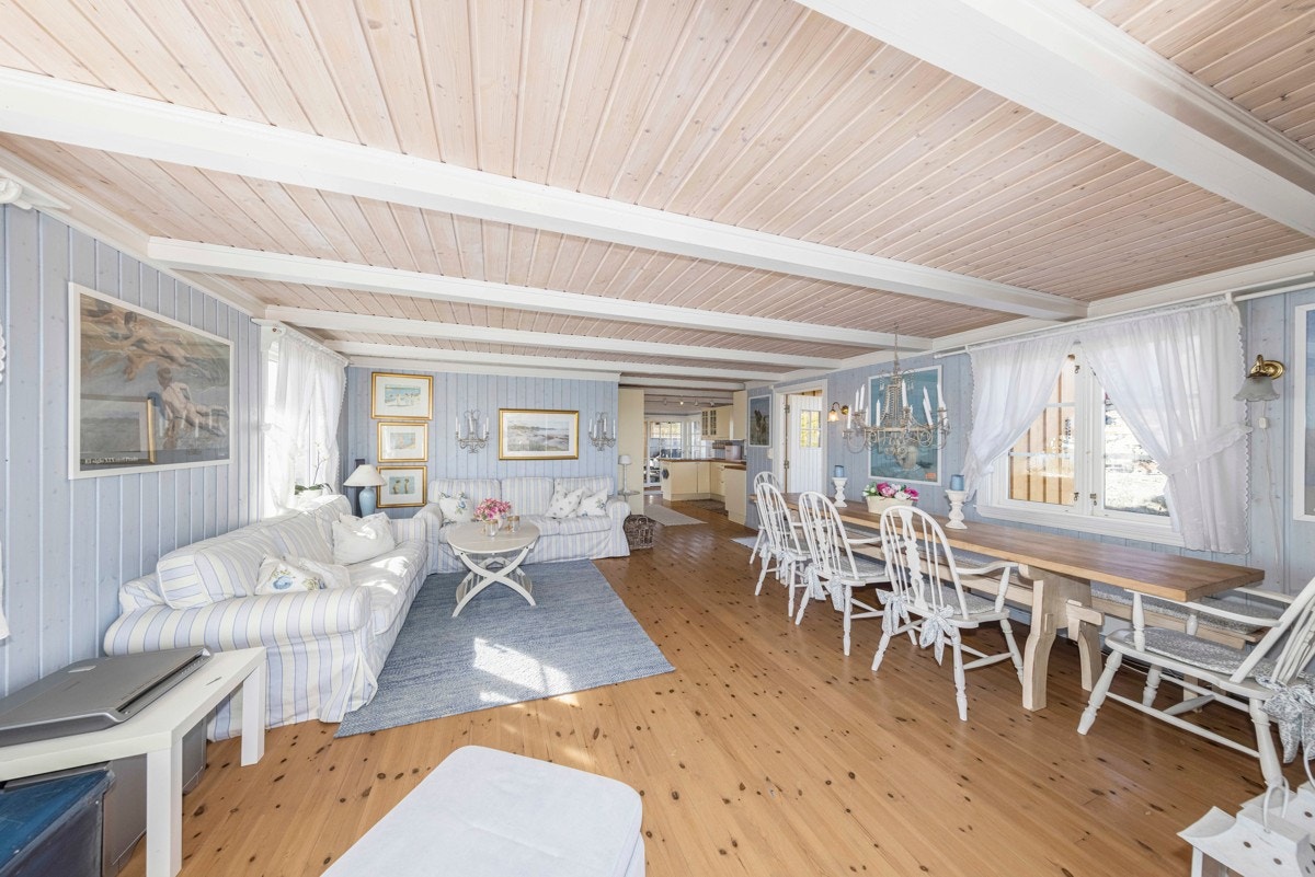 Hovedhytta går over to plan og inneholder stue med åpen løsning mot kjøkkenet. Galleribilde