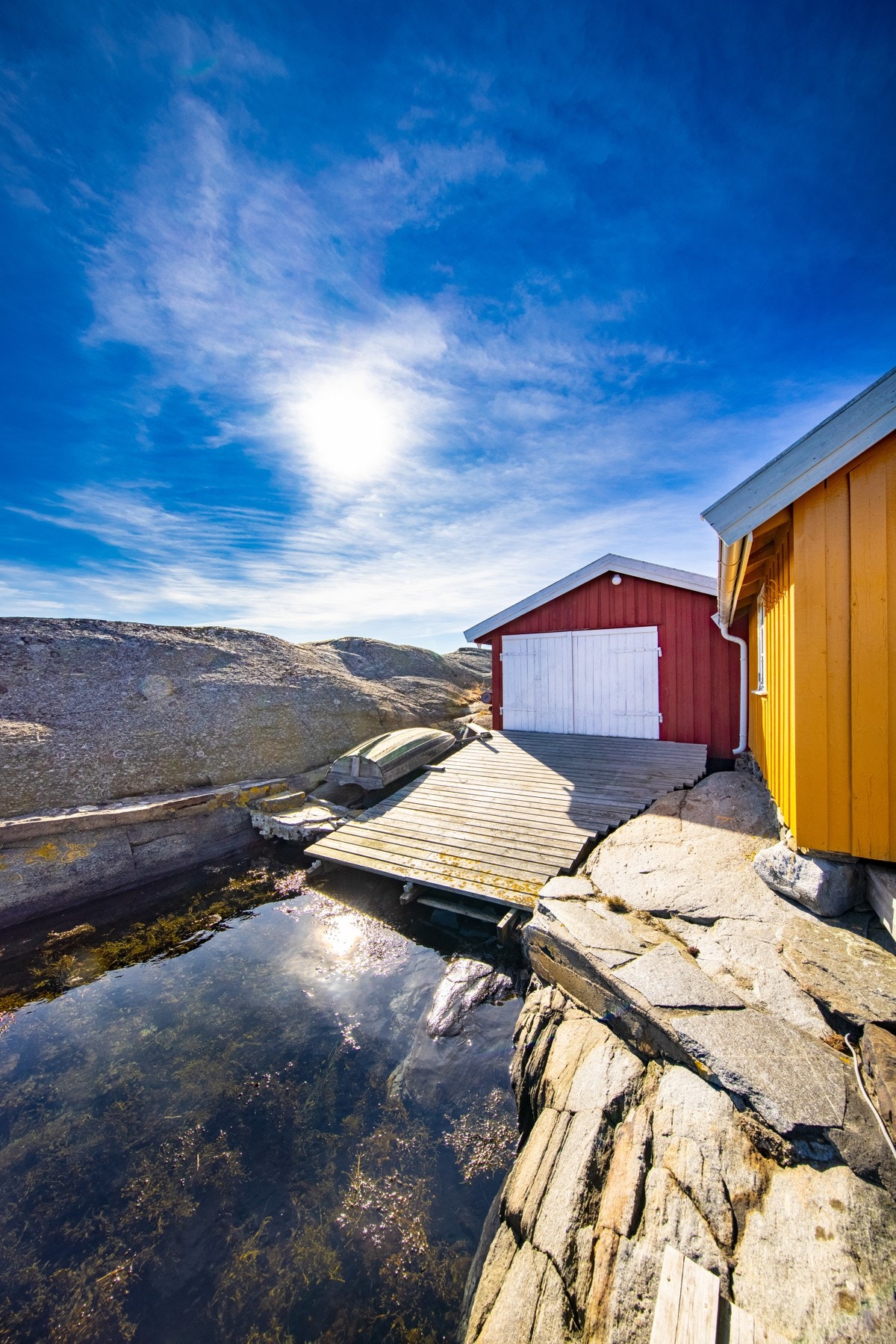 Bygningen inneholder båthus/bod med god plass til lagring, og et soverom med egen inngang på baksiden. Galleribilde
