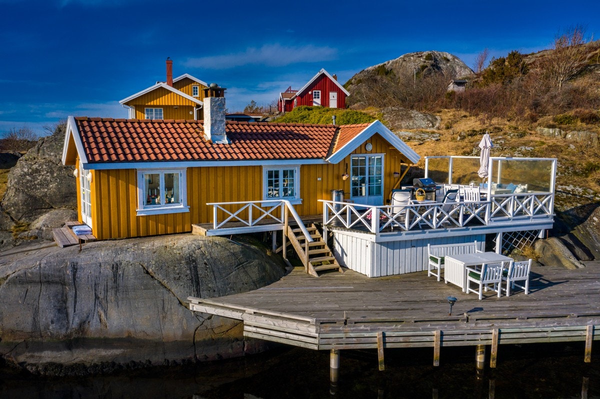 Strandhuset ligger i sjøkanten rett ved den østvendte brygga. Galleribilde