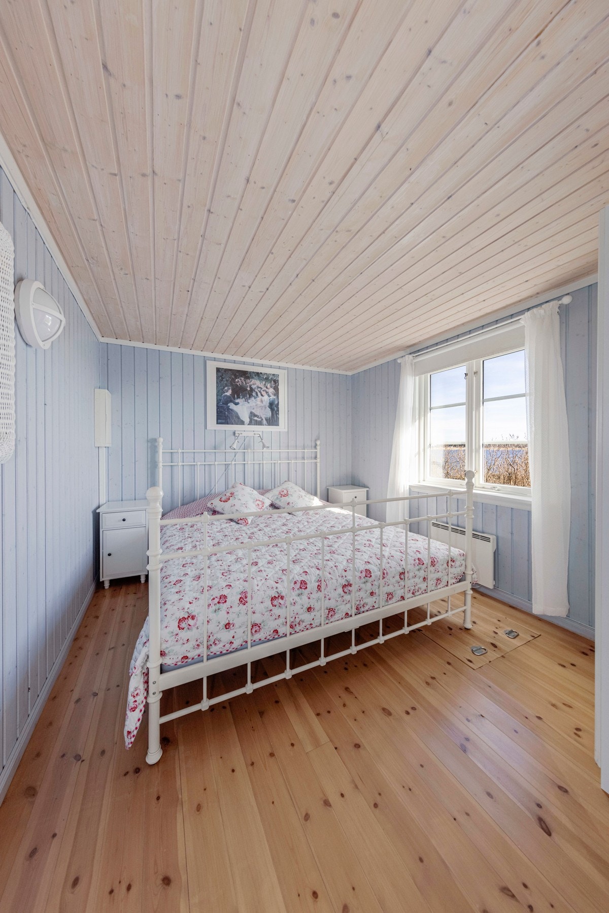 Hovedhytta inneholder ett soverom på hovedplan. Galleribilde
