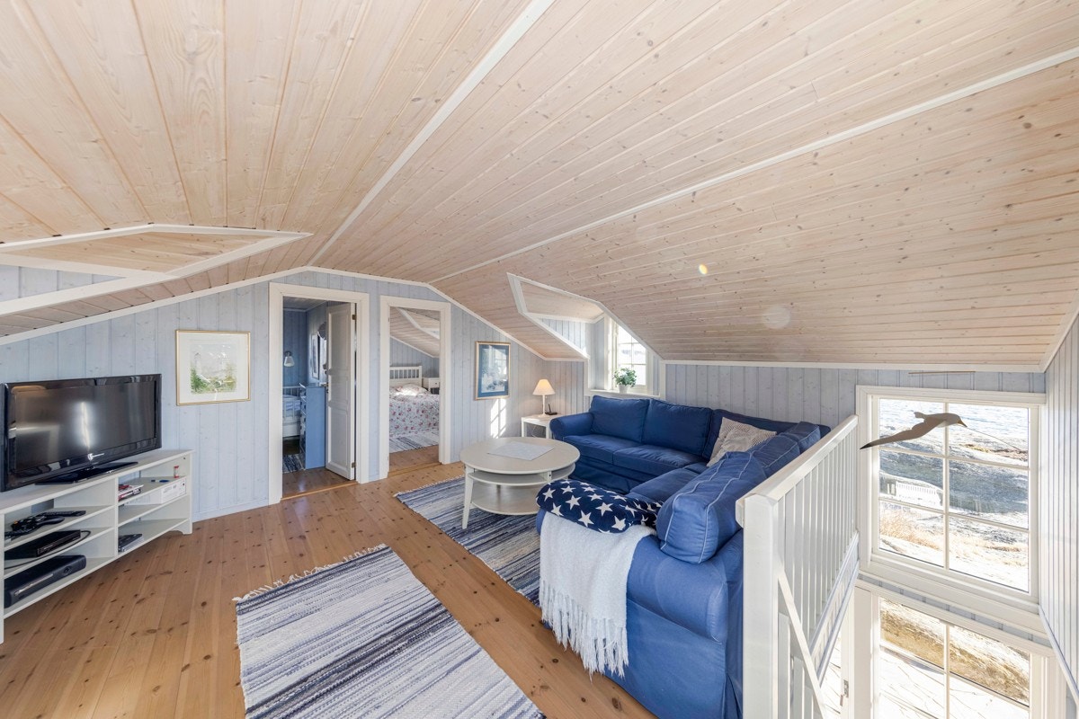 Loftet består av loftstue, med utgang til vestvendt terrasse, og to soverom. Galleribilde