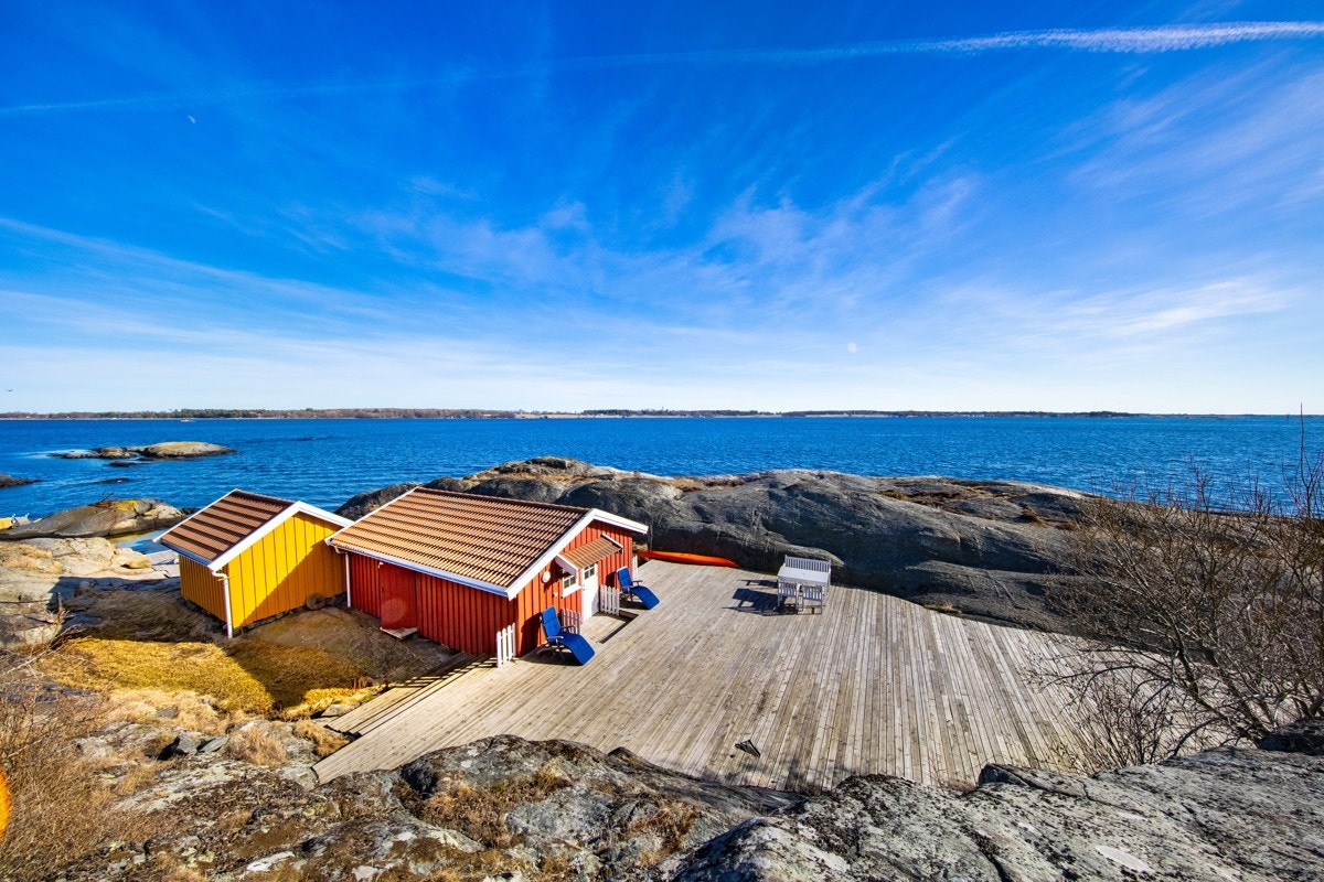Stor uteplass bak båthuset. Galleribilde