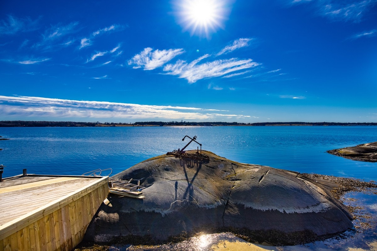 Fra eiendommen er det nydelig utsikt mot sjøen, havet og stemningsfulle Jomfruland. Galleribilde