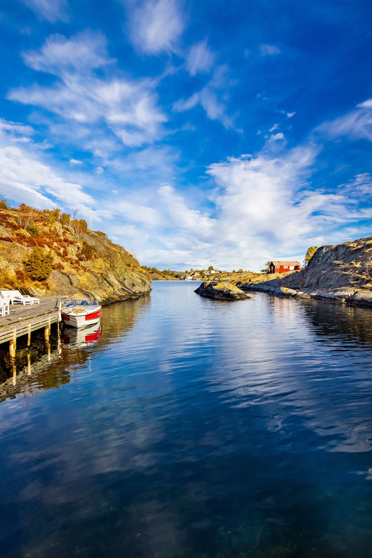 Ved brygga kan to skjærgårdsjeeper ligge longside. Galleribilde