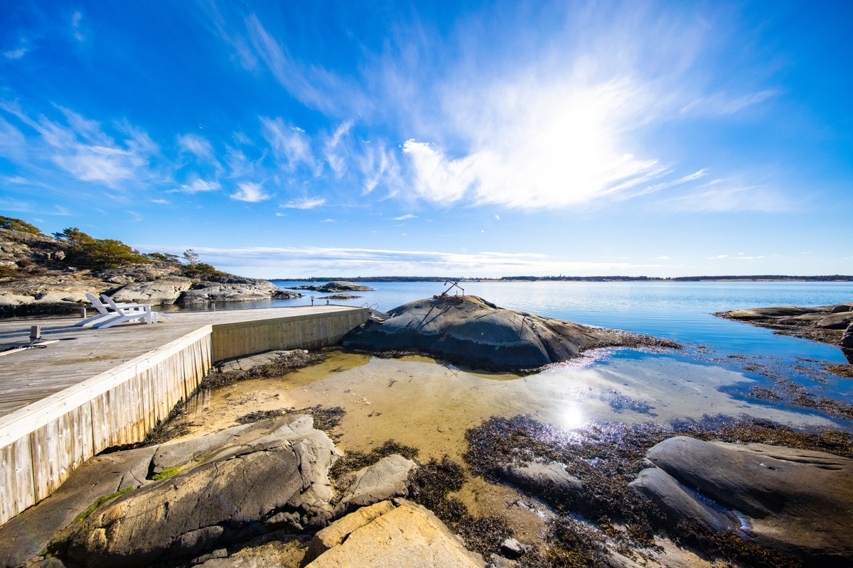 Fine bademuligheter for mindre barn med grunn og skjermet sandstrand. Galleribilde