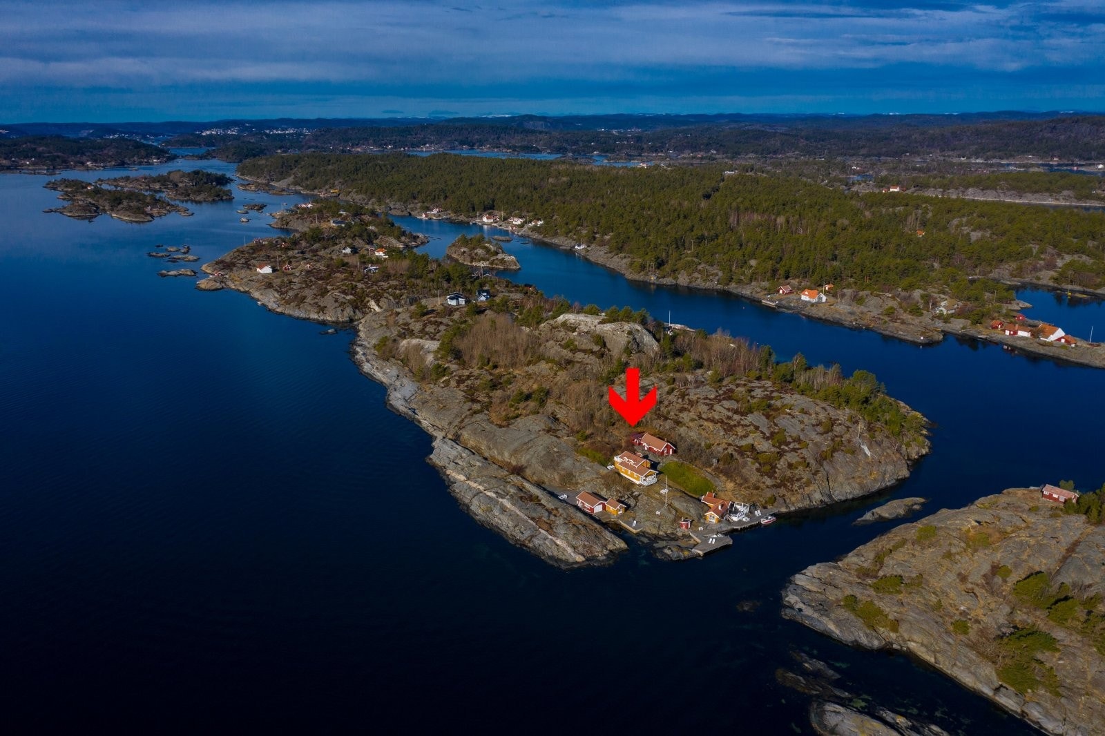 Røsholmen ligger mellom Oterøy og Jomfruland, i ytterste del av Kragerøskjærgården. Galleribilde