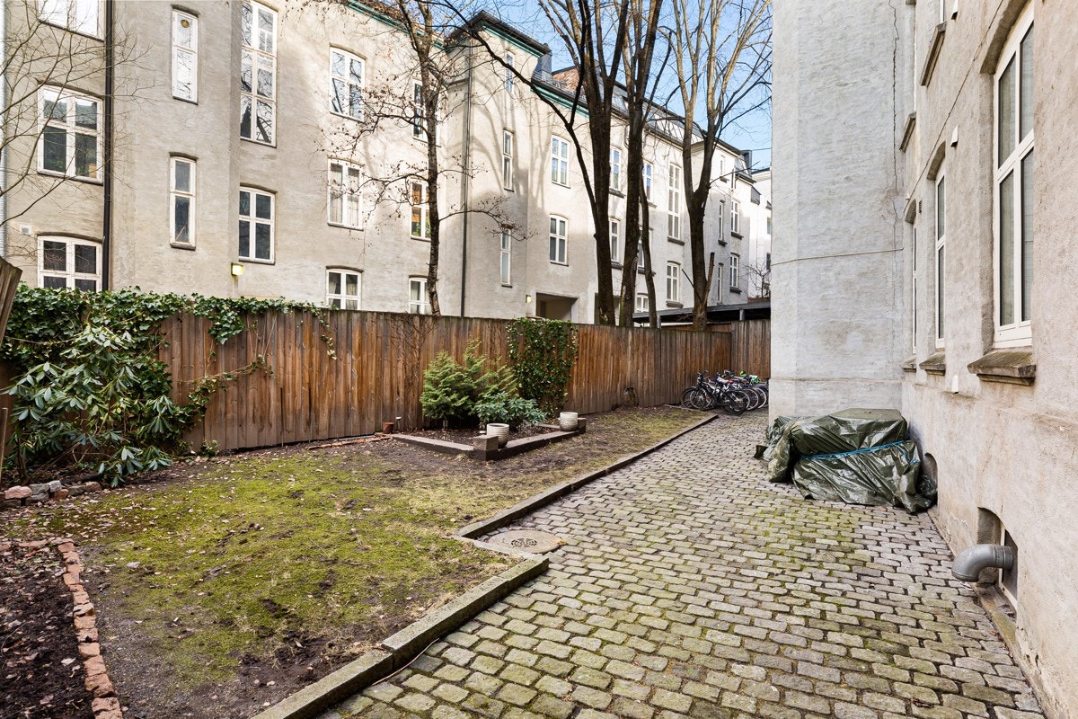 Rolig bakgård. Galleribilde