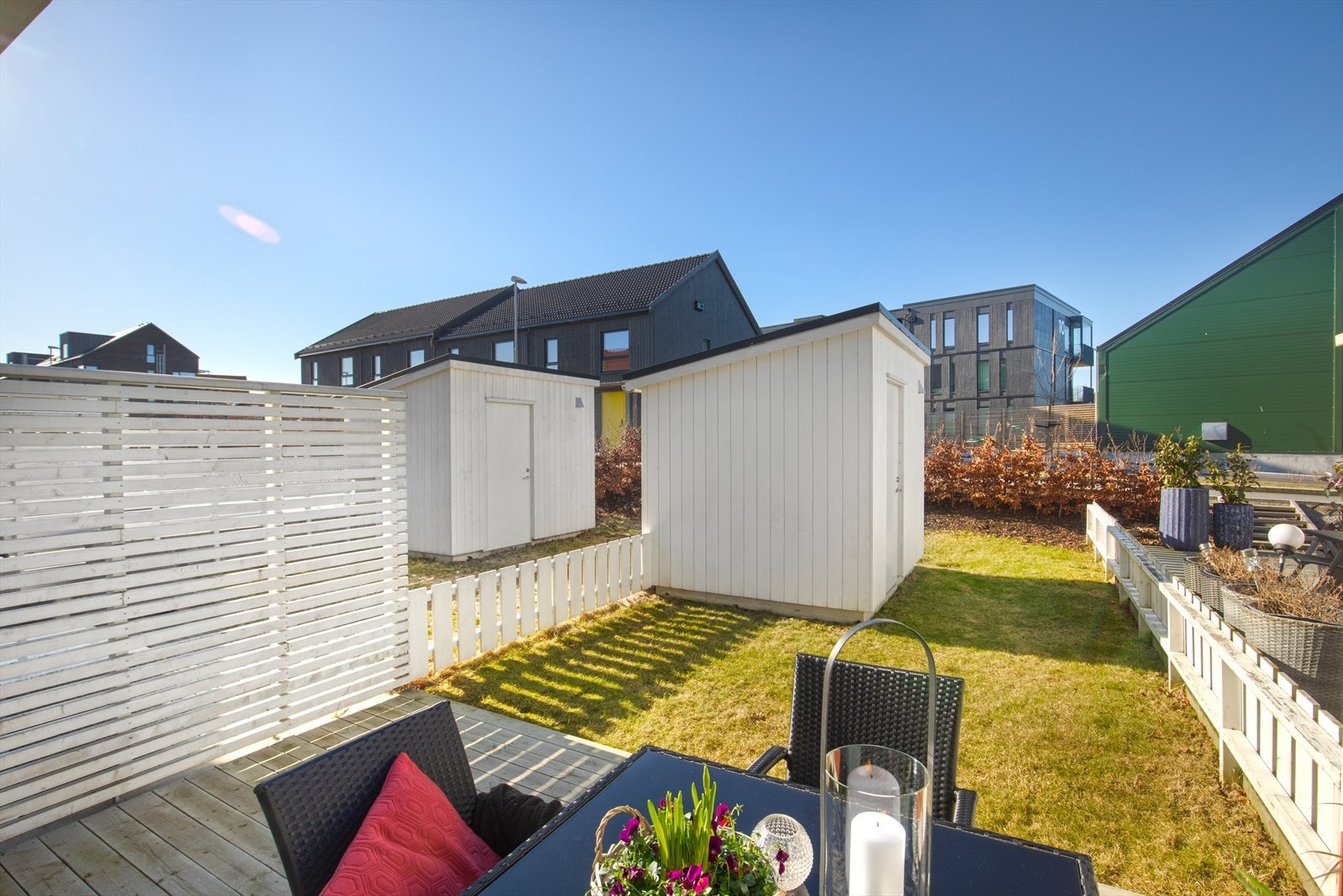 Stort og solrikt uteområde med egen bod Galleribilde