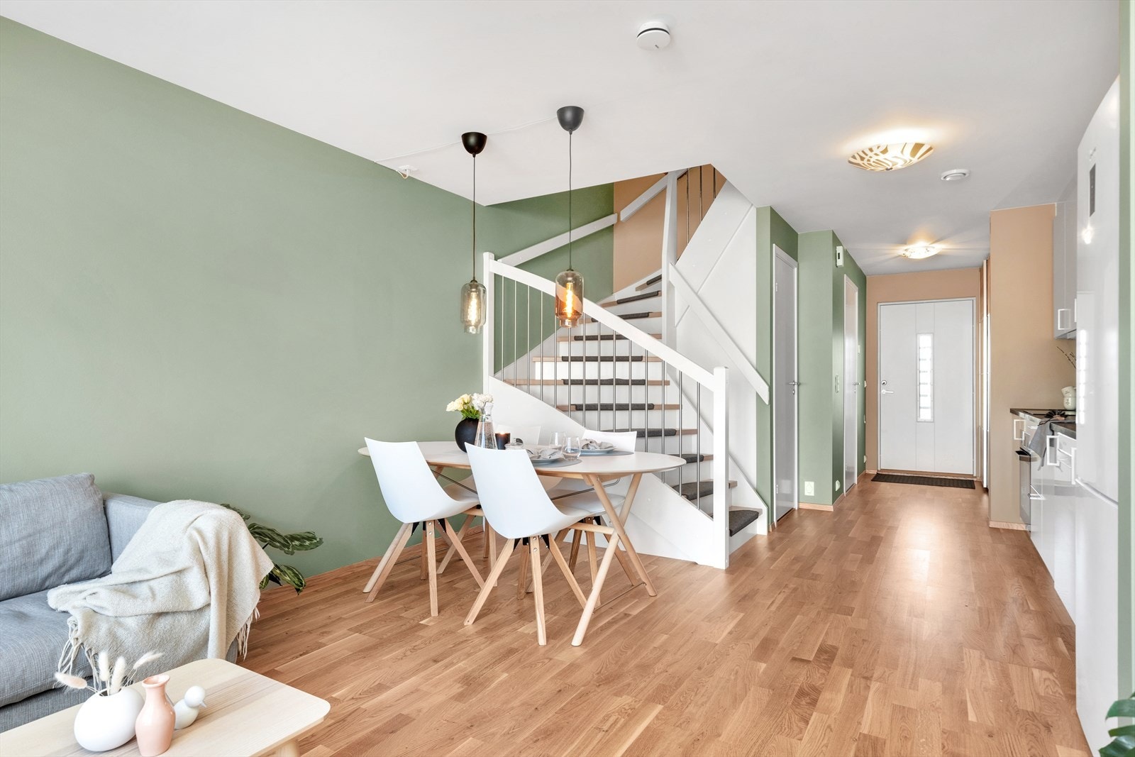 Åpen løsning mellom stue og kjøkken Galleribilde