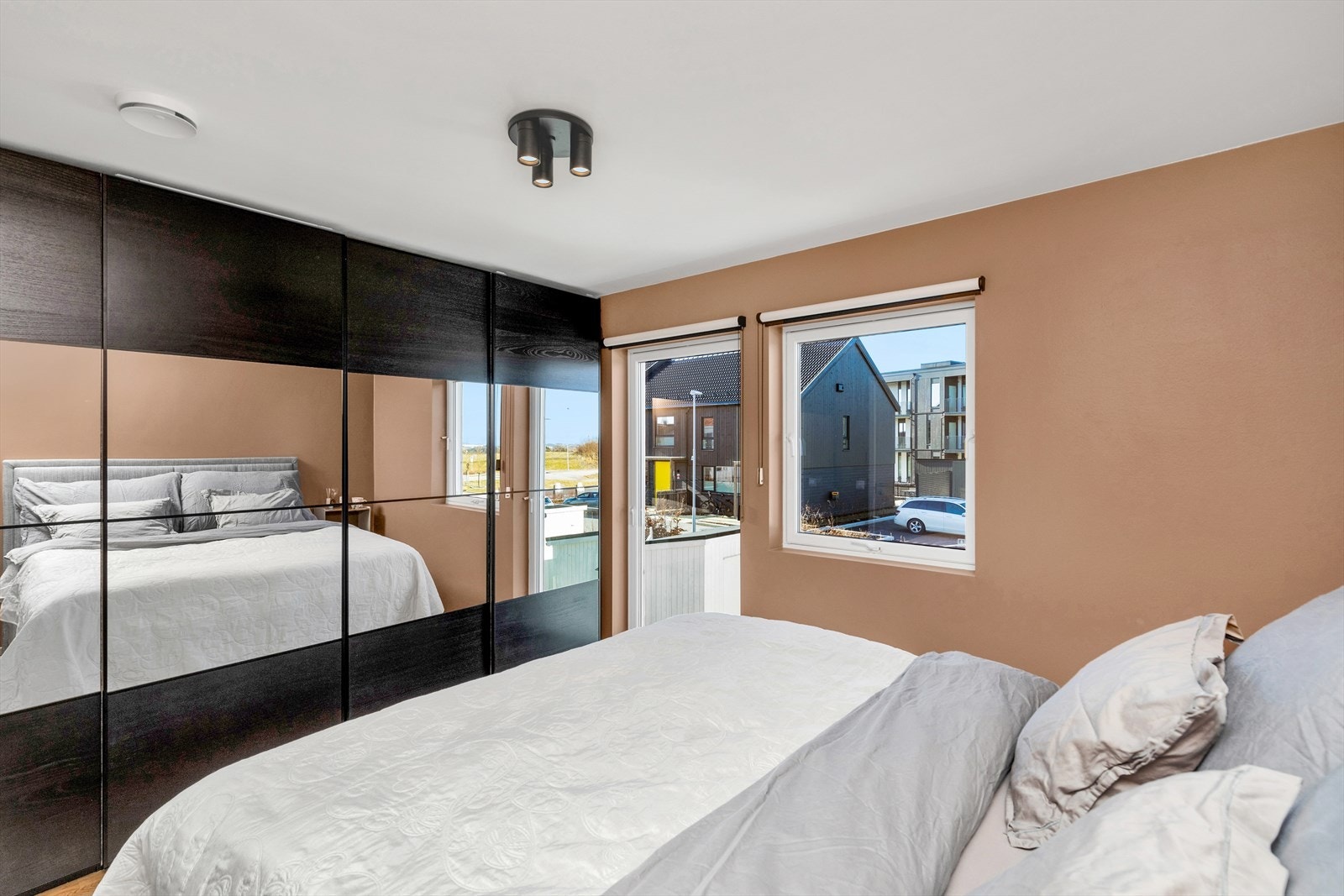 Soverom med plass til stor garderobe Galleribilde