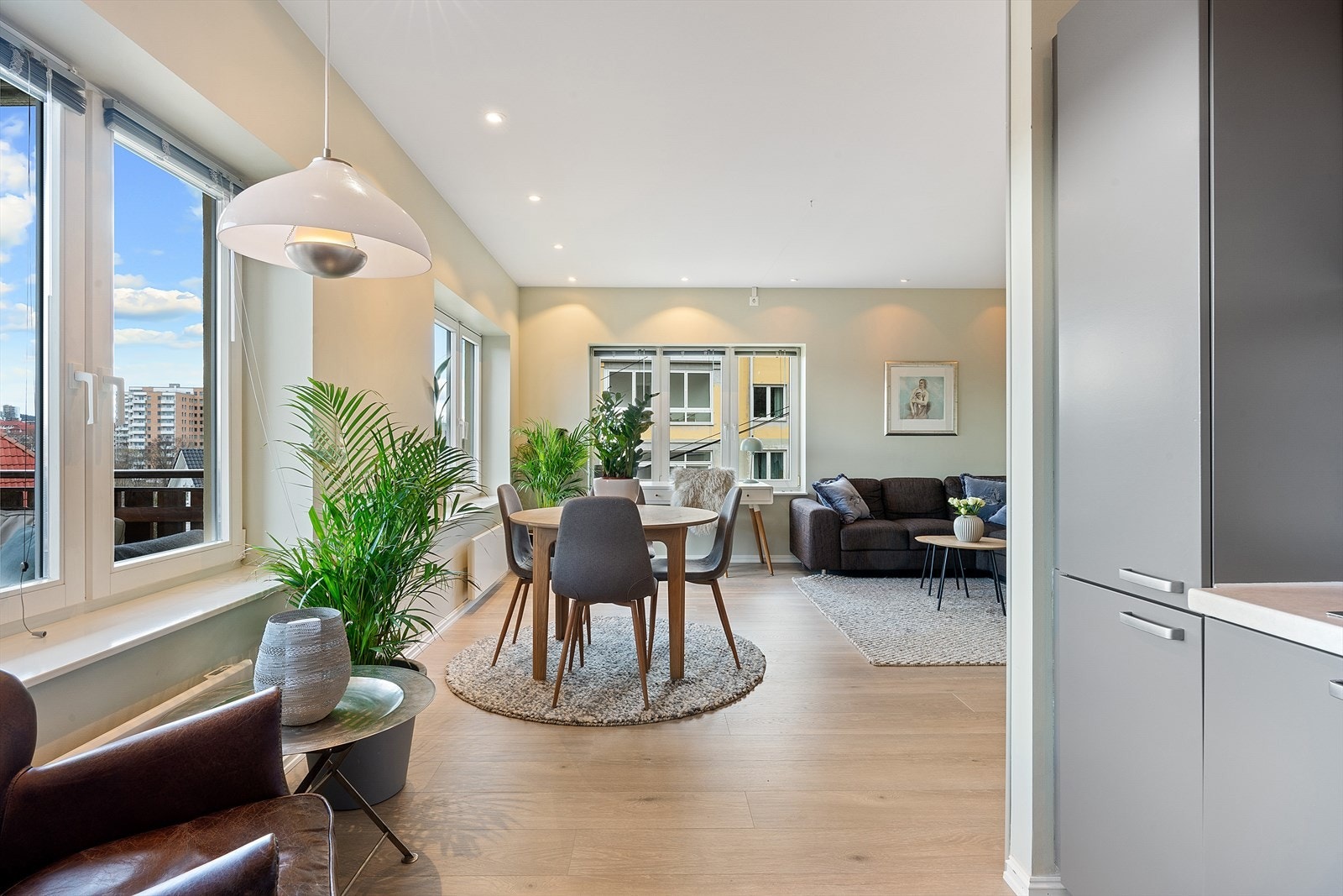 Kjøkkenet ligger fint til i hjørnet av stuen med spiseplassen som et naturlig skille mellom de to sonene Galleribilde