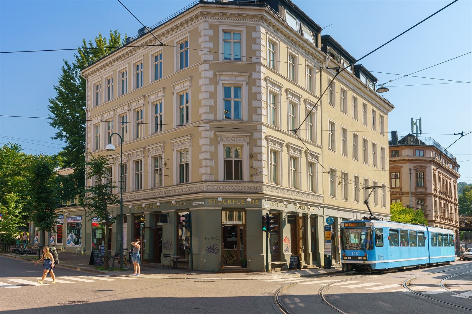 Fra leiligheten kan man også spasere til pulserende Gamlebyen som kan by på kafeer, spisesteder og yrende byliv Galleribilde