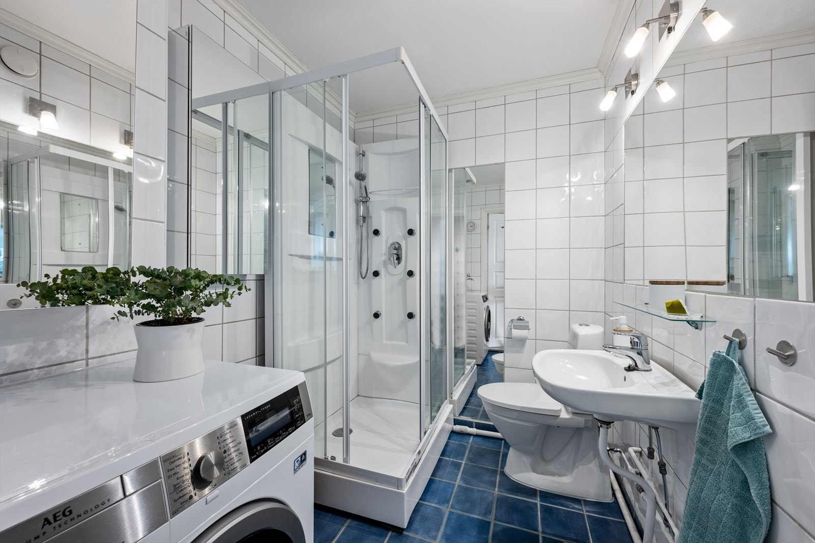 Badet flislagt med varmekabler. Galleribilde