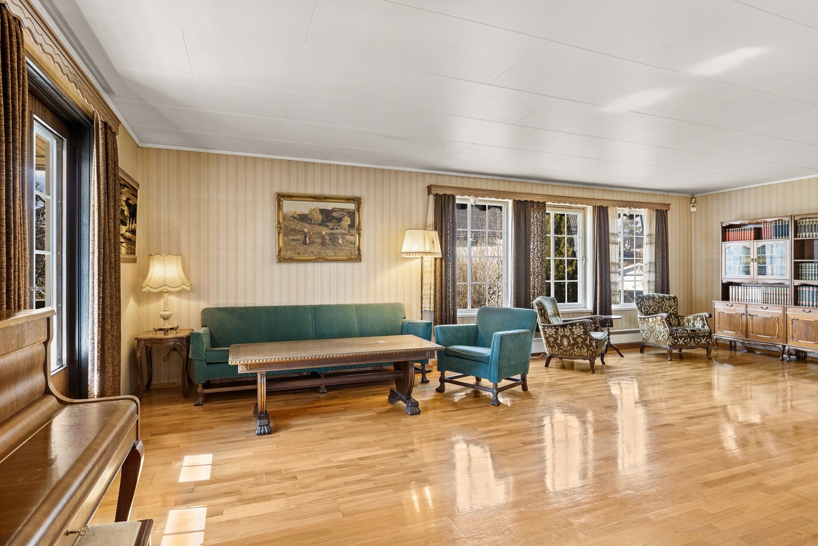 Stue som må kunne betegnes som svært romslig og oppleves som et utrolig luftig og åpent rom Galleribilde