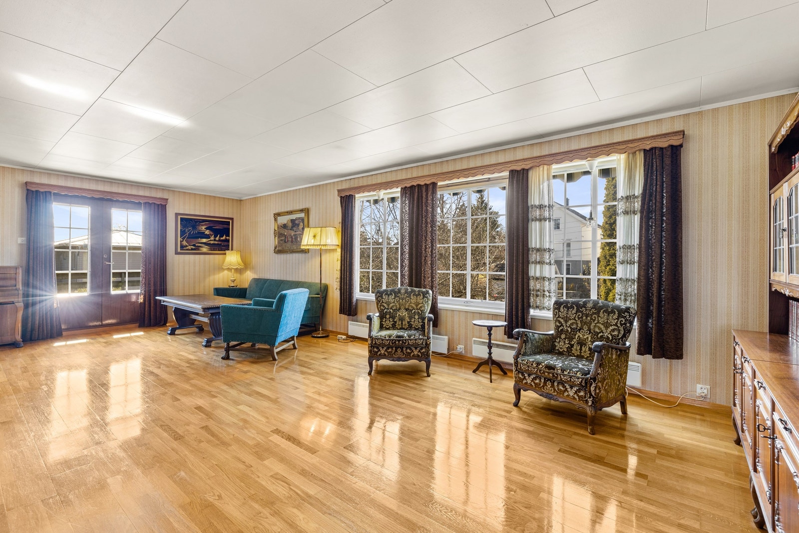 Stuen bades av naturlig lys fra de store vindusflatene og gir en luftig og behagelig atmosfære Galleribilde