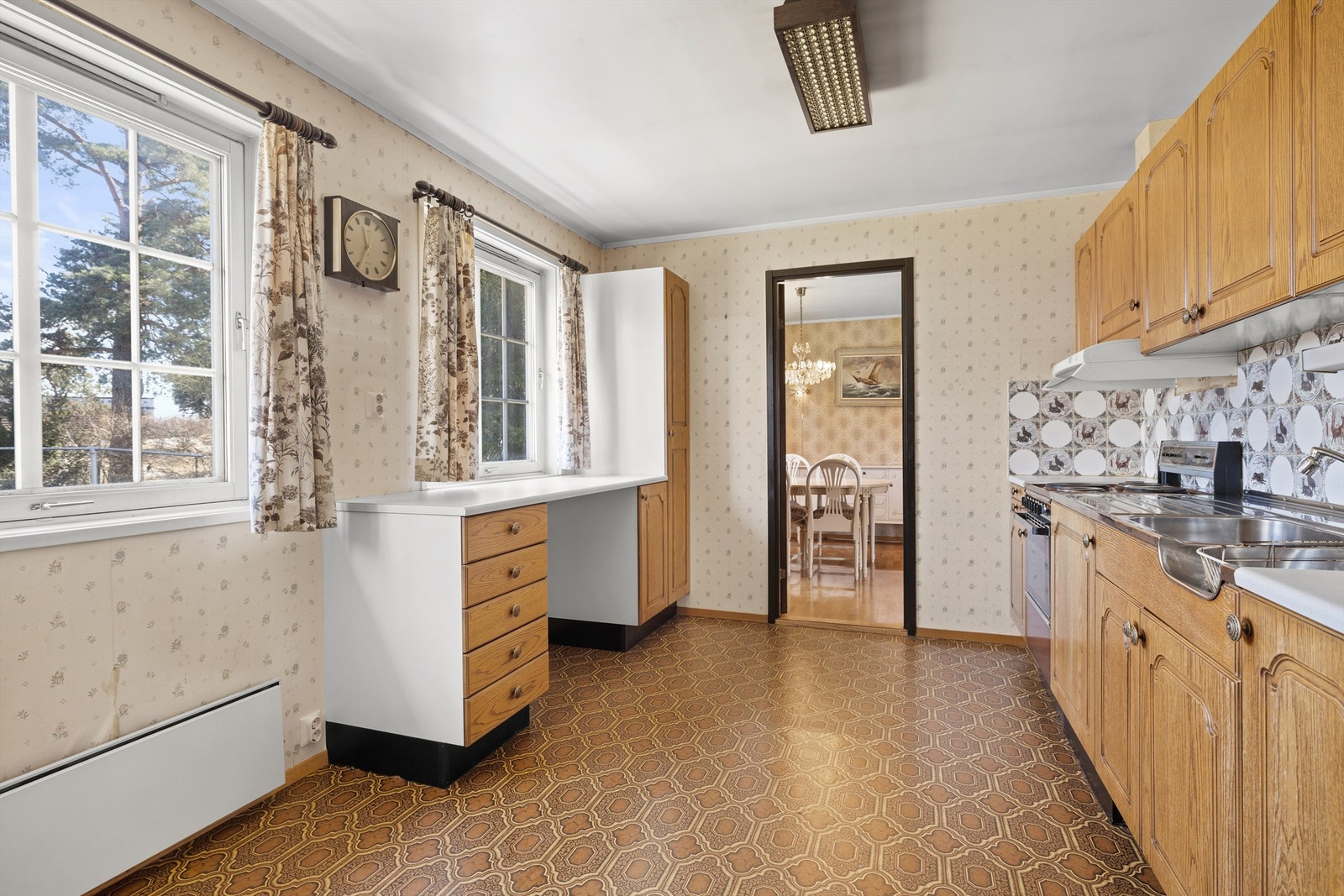 Store vinduer på kjøkkenet som gir godt med naturlig lys Galleribilde