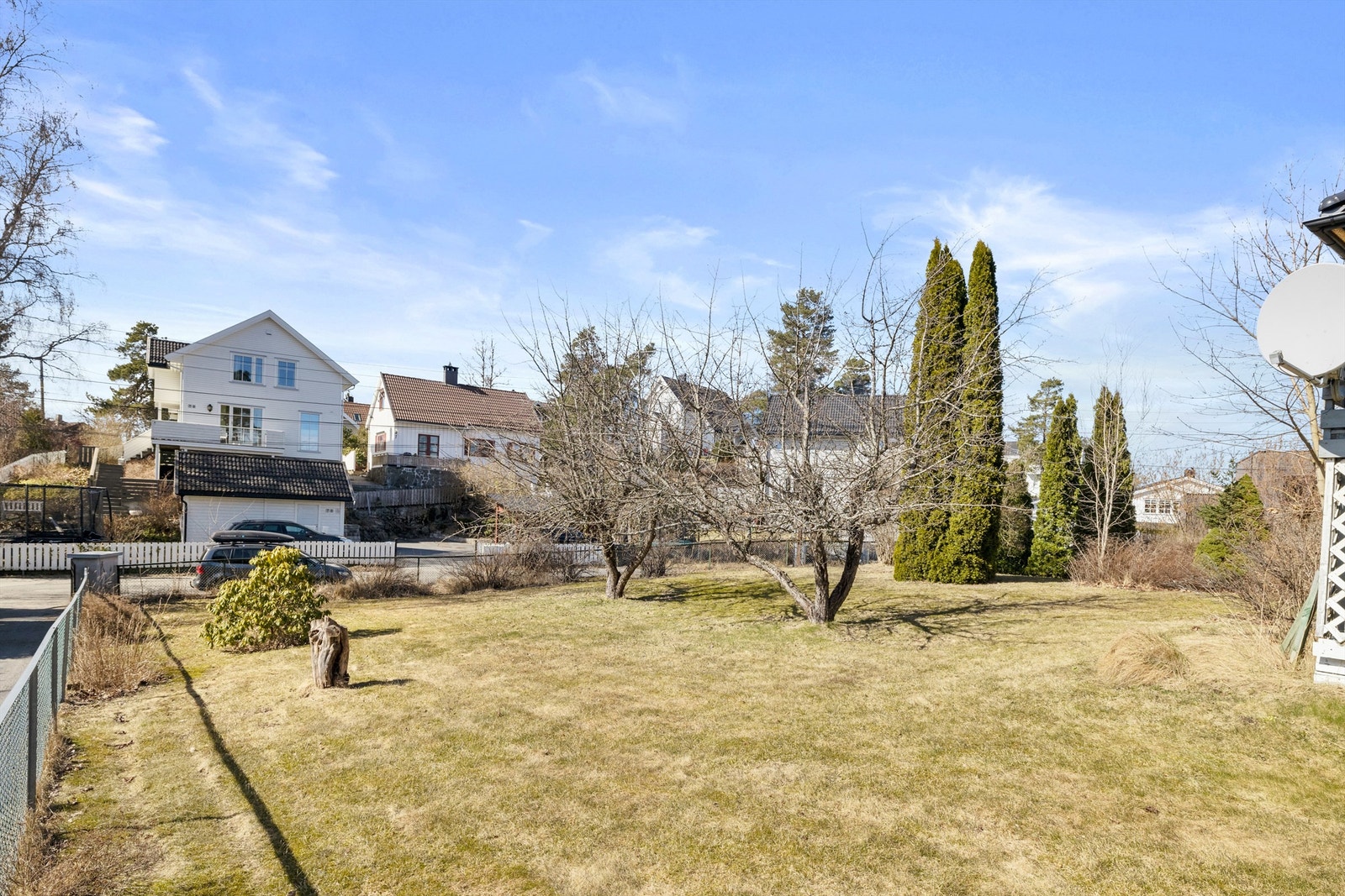 Det er rikelig med plass til å etablere ulike soner for alle typer hageliv. Nok av boltreplass for små og store Galleribilde