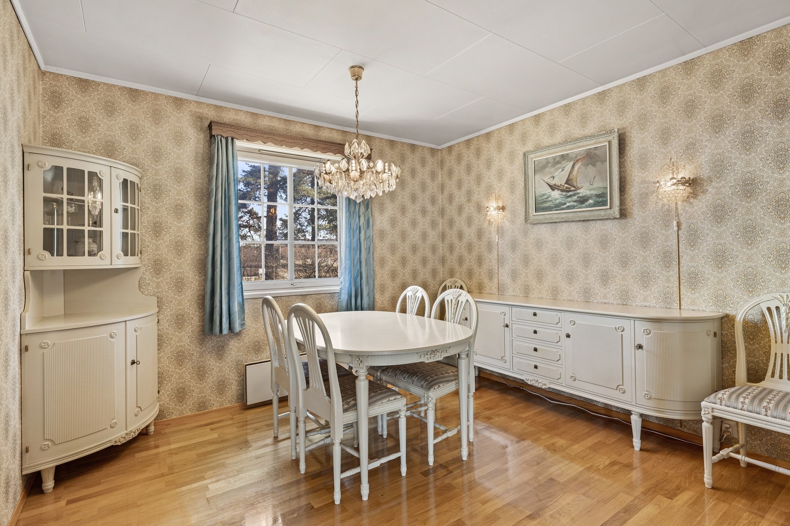 En egen sone for spisestue. Her er det god plass til å dekke til langbord ved større begivenheter et naturlig samlingspunkt for familie og venner Galleribilde