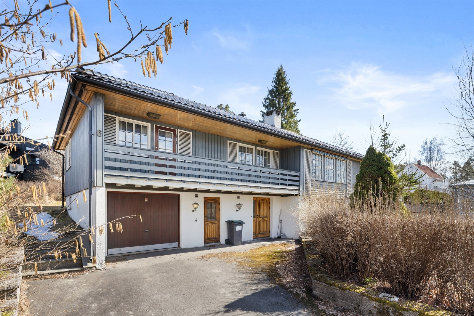 Fasade med asfaltert gårdsplass hvor det er plass til flere biler Galleribilde
