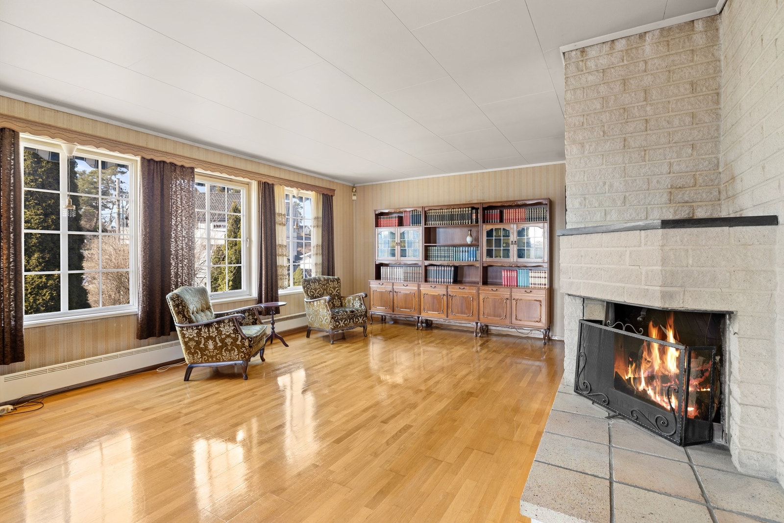 Koselig med peis som gir ekstra varme og hygge på kalde høst- og vinterkvelder Galleribilde