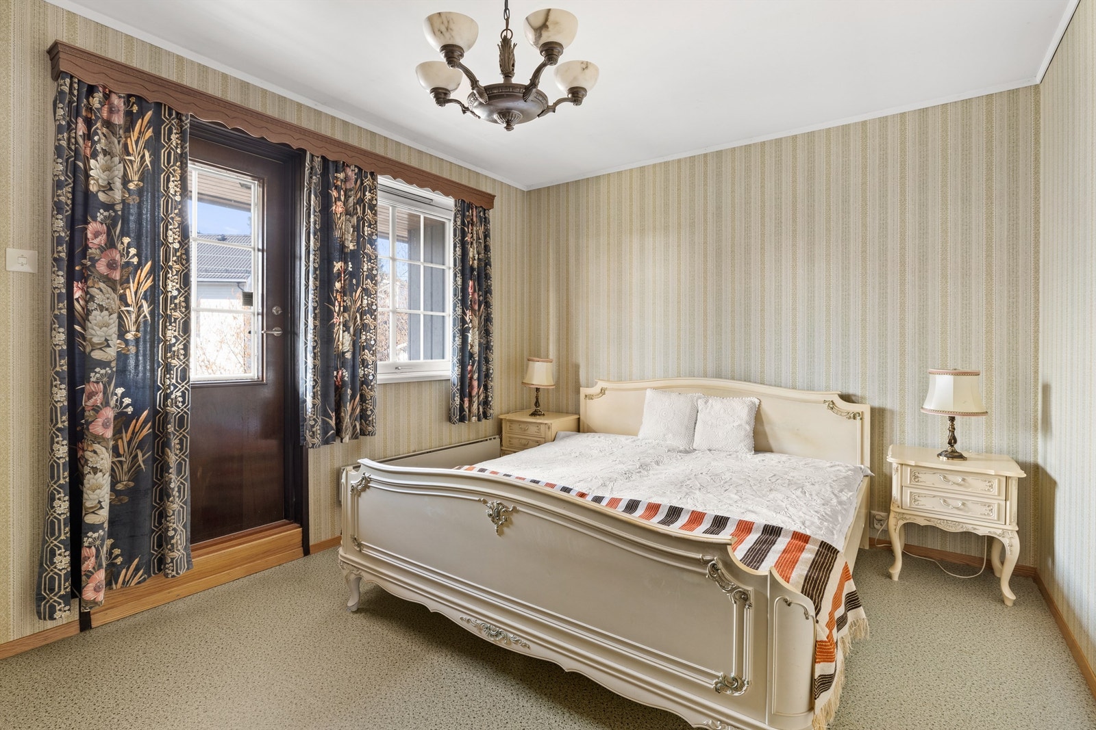 Stort hovedsoverom med utgang til vestvendt veranda Galleribilde