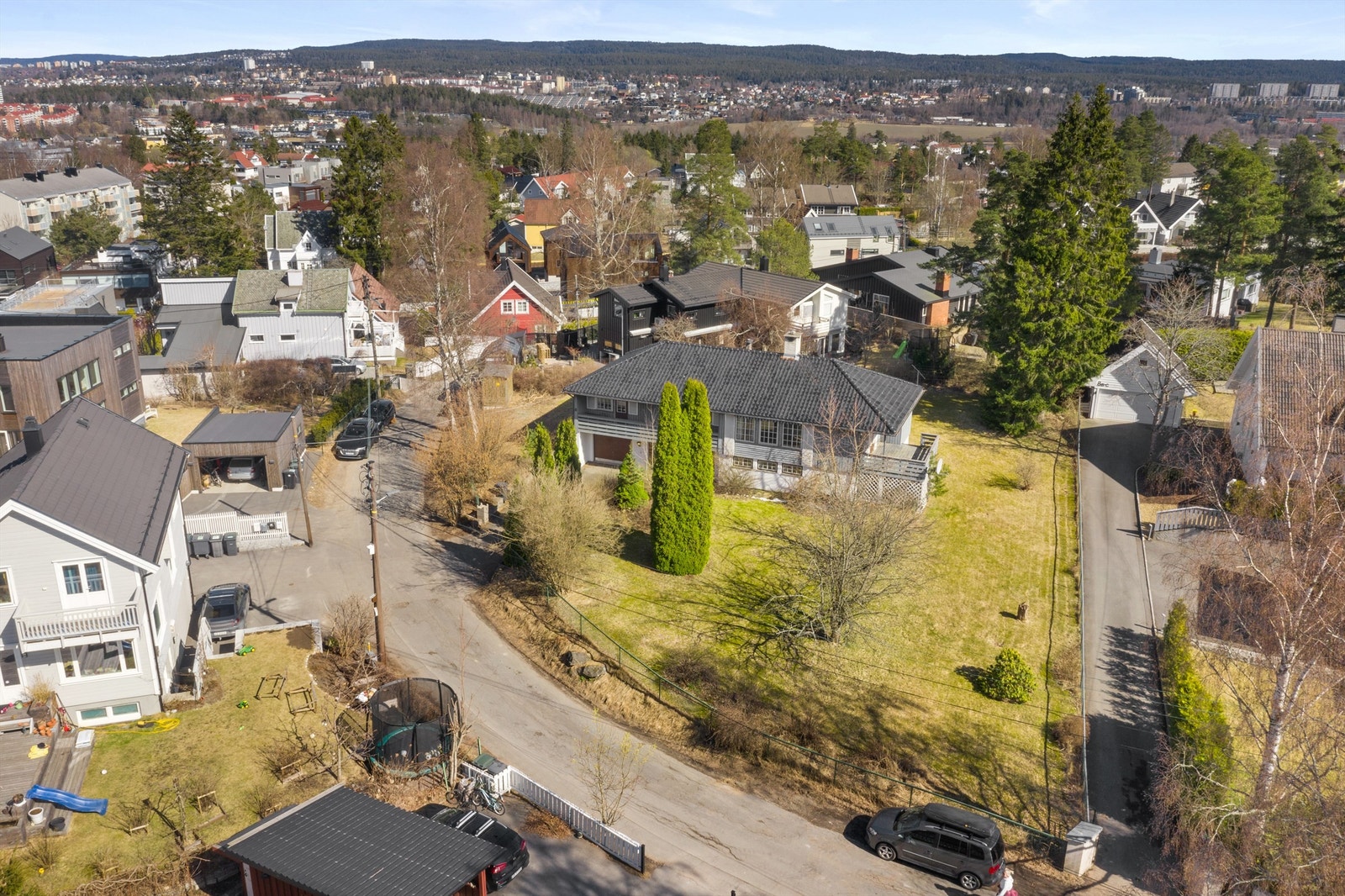 Sentralt på Nordstrand med kort avstand til alt som området og bydelen kan friste med, ligger denne store eneboligen med romslig og solrik tomt Galleribilde