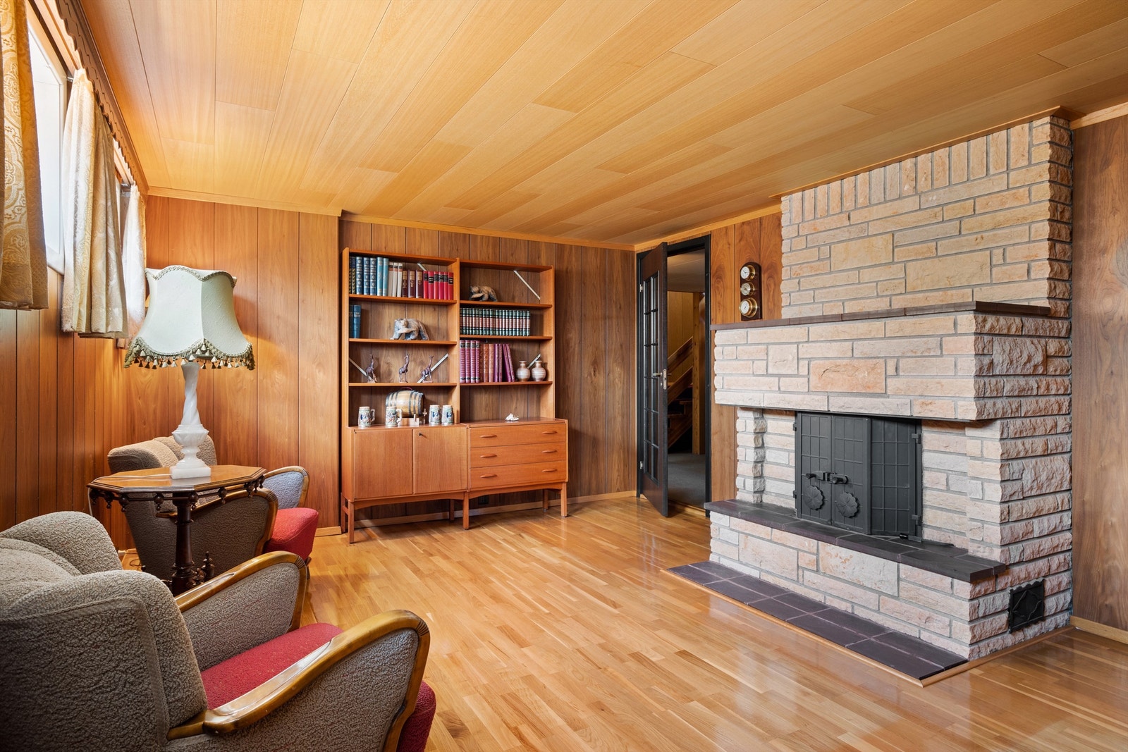 Stor kjellerstue som gir mange innredningsmuligheter Galleribilde