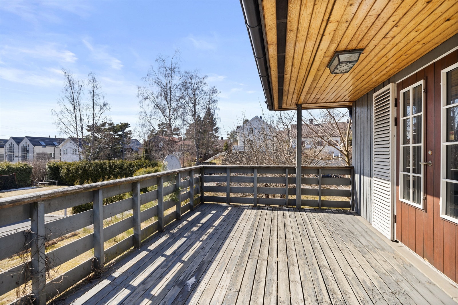 Utgang fra stue til stor og solrik veranda, med videre adkomst til hagen Galleribilde