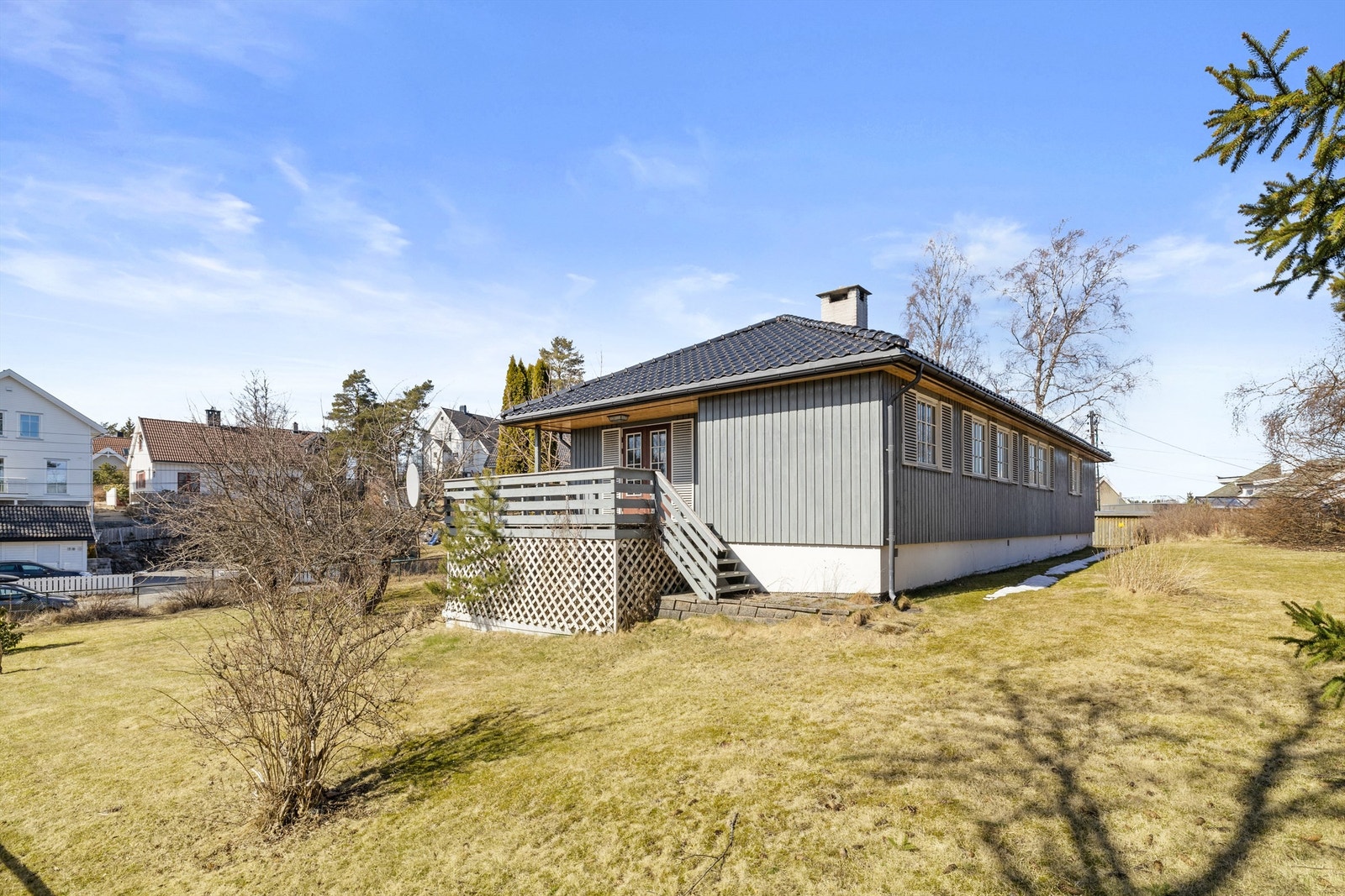 Fasade sett fra sydøst. Utgang fra stue til stor solrik veranda med videre trappeadkomst til hagen Galleribilde