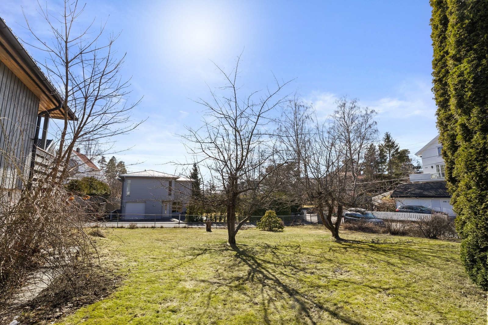 Stor hage på hele 1 521 kvm med god plass boltreplass for både små og store Galleribilde
