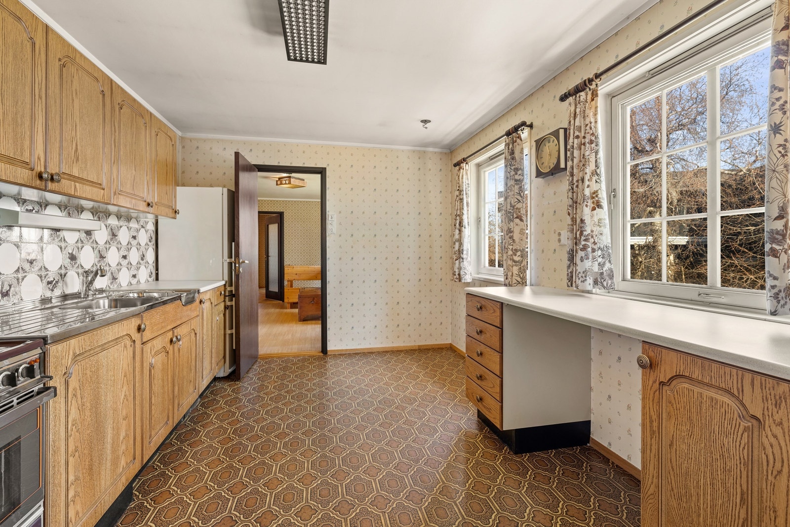 I praktisk tilknytning til spisestuen ligger kjøkkenet Galleribilde