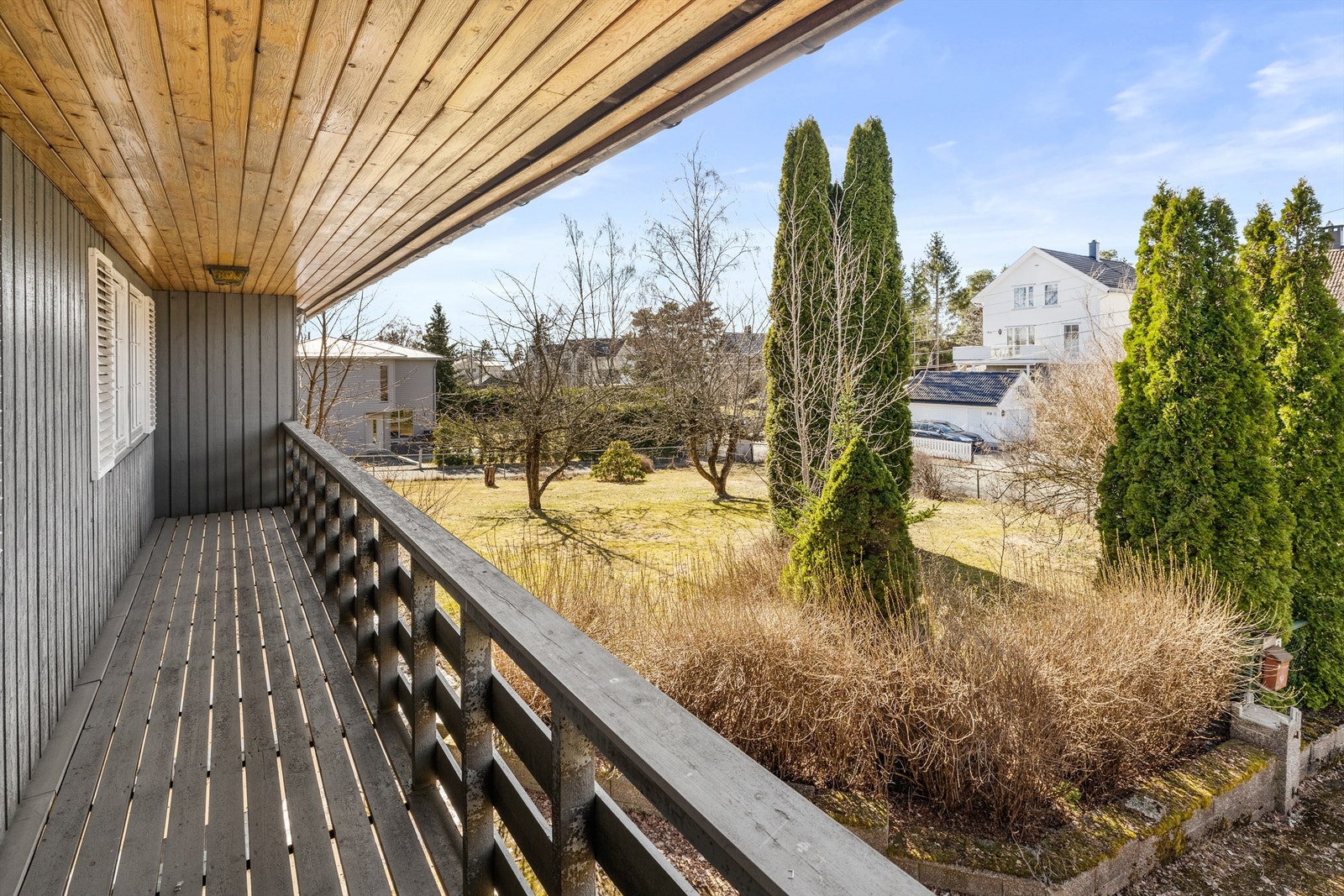 Utgang fra hovedsoverom til stor vestvendt veranda Galleribilde